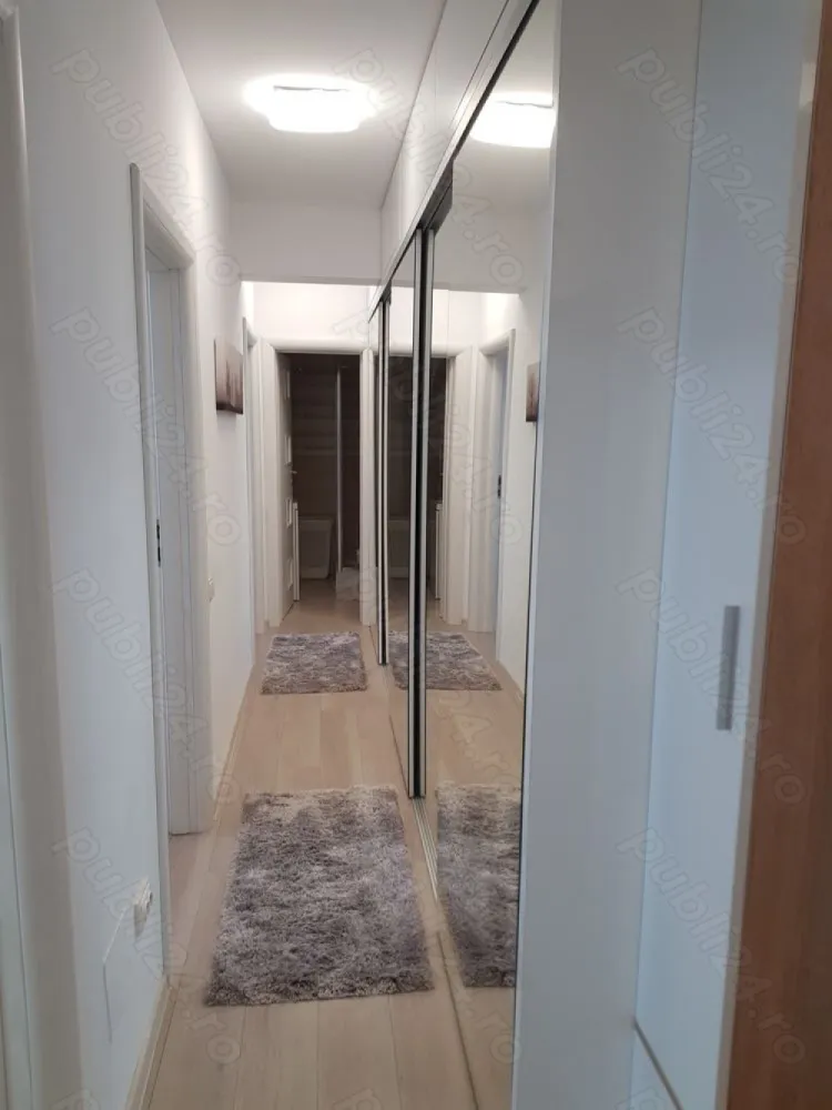 Apartament 3 camere, 80 mp utili, 2 locuri parcare, 2 bai, 2 balcoane - Proprietar Se vinde apartament cu 3 camere, full utilat si mobilat modern cu finisaje de calitate. An constructie 2020, bloc construit ca la carte, fara rabat la rezistenta, etaj 1, 2 locuri de parcare in proprietate (cu contract de vanzare separat, inclus in pret), 2 balcoane inchise, 2 bai 80 mp utili. Calorifere inclusiv pe balcoane, luminos, orientat spre sud, tamplarie veka cu plase de tantari la toate geamurile, 4 seasons, feronerie Roto, glafuri pvc in culoarea tamplariei, 2 aere conditionate wifi, 5 televizoare smart (inclusiv in bucatarie si baie), uscator, masina spalat, toate electrocasnicele beko, mobila pe comanda MDF lucios, dressing 6 metri lungime din oglinzi, parchet gresie si faianta de calitate (nu ceea ce ofera dezvoltatorul) etc. Ramane totul, doar va asezati hainele in dressing. Apartamentul este liber de sarcini, toate actele in regula, racordat la toate utilitatile: apa Apanova Bucuresti, canal Apanova Bucuresti, gaz, curent, digi etc, toate individual. Costuri lunare de intretinere foarte mici. Pretul este usor negociabil. Se schimba doar cu casa pe pamant si diferenta din partea mea. Este situat pe o strada linistita, zona de case, zona in care nu se mai poate construi pe strada Acvilei, Rosu. Bloc calitativ, vecini ok, familisti, a nu se confunda cu blocurile din str Tineretului, Ilie petre etc. Complexul este dotat cu camere, sistem automat aspersoare udat spatiu verde cu put propriu doar pentru spatiul verde, ghena cu interfon, parculet copii, magazin alimentar, coafor, strada proaspat asfaltata. Kaufland-ul se afla in capatul strazii, impreuna cu statiile de autobuz.