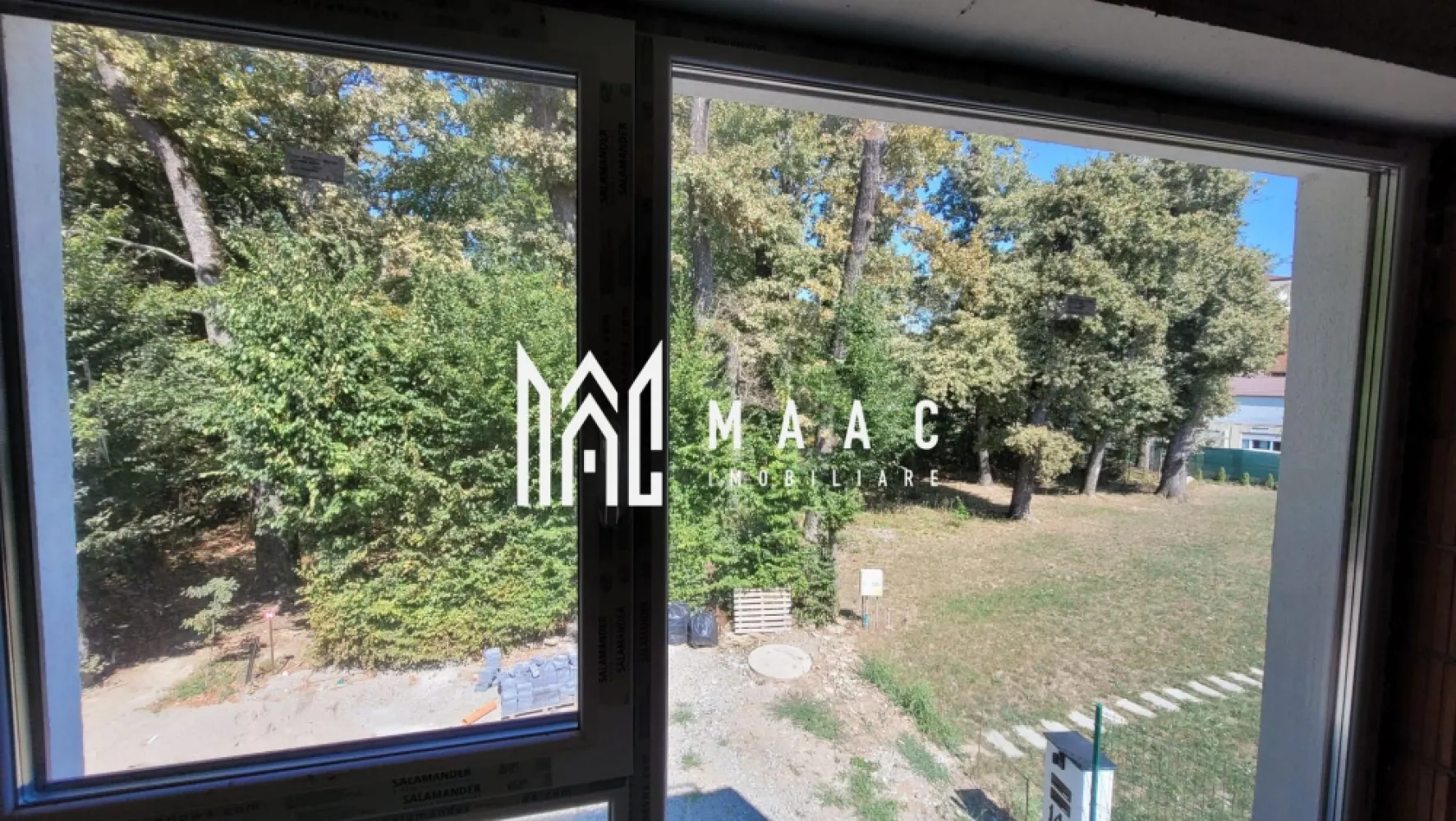 Vilă 5 Camere | Încălzire prin Pardoseală | Vedere Panoramică | Pădurea Dumbrava - MAAC Imobiliare prezintă spre vânzare o vilă individuală amplasată în zona exclusivistă Pădurea Dumbrava, pe un teren de 275 mp. Proprietatea are o suprafață utilă de 154 mp, o suprafață desfășurată de 206 mp și o amprentă la sol de 103 mp. Regimul de înălțime este parter + etaj. Compartimentare 5 camere 3 dormitoare 3 băi cu lumină naturală bucătărie deschisă 2 terase Construcție și finisaje structură din cărămidă acoperiș tip terasă izolație exterioară încălzire prin pardoseală fără centrală dar cu posibiliatete de montare pompă de caldură tâmplărie PVC cu geamuri termopan ușă de intrare PVC pereți finisați cu vopsea lavabilă Utilități și facilități apă, canalizare, curent, internet, telefon, CATV contorizare separată (apometre, contor electric) parcare proprie deschisă acces pe străzi asfaltate, iluminat public mijloace de transport în comun în proximitate vedere panoramică Imobilul se predă nemobilat, în stadiu semifinisat, oferind posibilitatea personalizării interioarelor. Pentru mai multe detalii și programarea unei vizionări, vă rugăm să contactați MAAC Imobiliare. ID proprietate: CP2758108 }}