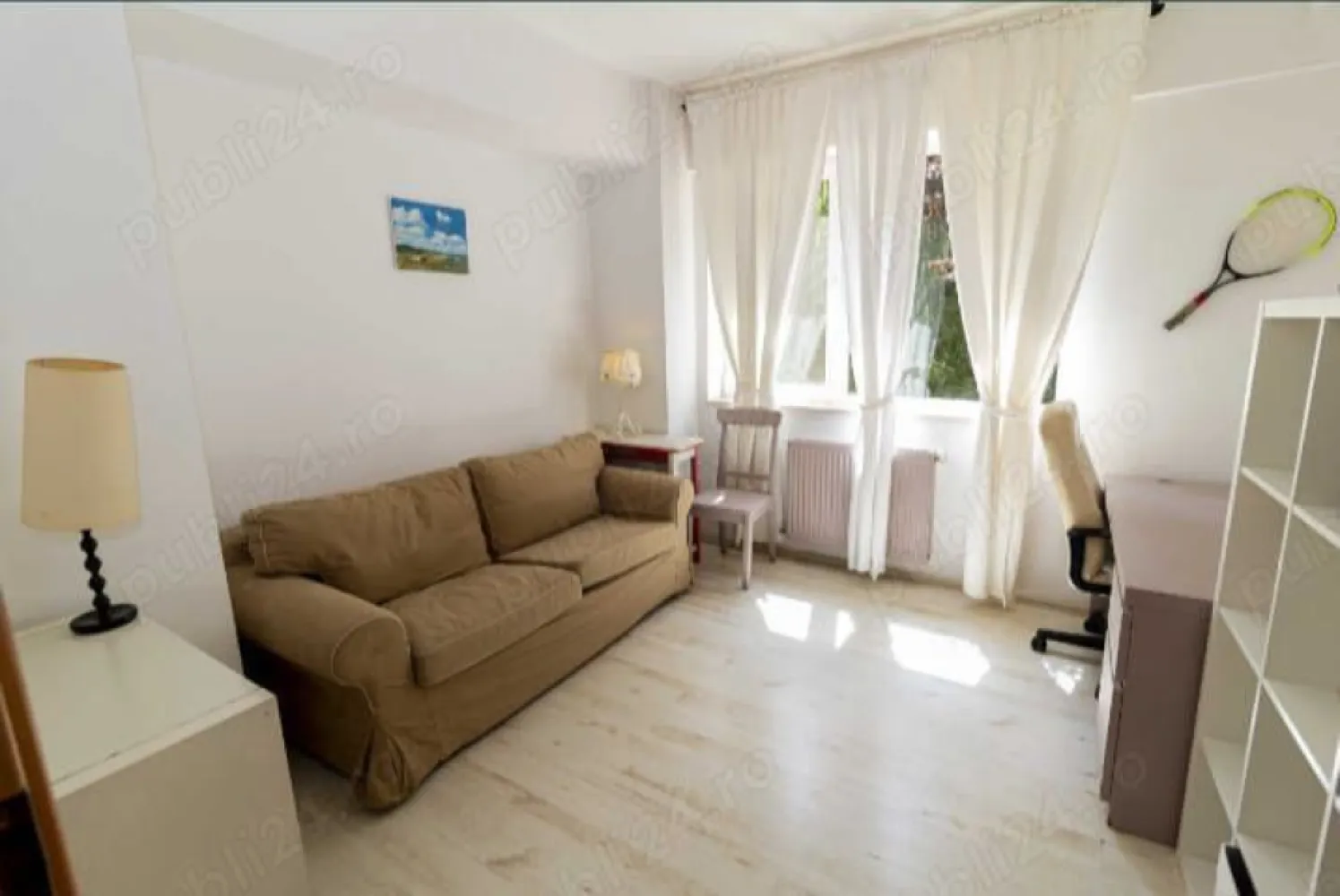 Apartament 3 camere ,metrou straulesti cu parcare. - Apartamen modern cu 3 camere, cu o suprafață utilă de 105 mp, situat la etajul 1 într-un bloc de 4 etaje . Blocul se află într-un complex rezidențial cu pază și barieră, cu spații verzi îngrijite, locuri de joacă pentru copii și dispune de 2 locuri de parcare. Geamurile apartamentului nu sunt la stradă, ci oferă imaginea din interiorul complexului și au deschidere către o zonă verde cu copaci. Apartamentul se vinde mobilat, are electrocasnice functionale (fara frigider) și centrală proprie. Exista un aer condiționat în living. Este răcoros vara și călduros iarna, fiind bine izolat. - Are acces la 2 locuri de parcare într-o parcare privata, cu bariera, păzită 24 24 - Este la etajul 1, într-un bloc cu 4 etaje + M, aflat in sector 1 - Are copaci in fata, care mențin o lumina plăcută si cântec de pasarele in fiecare zi - Are debara si dressing, separate - Este spațios si luminos Complexul se află în apropierea restaurantului 2 Cocoși, având multe centre comerciale în apropiere (Lidl, Kaufland, Mega, Carrefour) și mall Băneasa la doar 12 minute cu mașina. Există școli și grădinițe foarte aproape (mers pe jos). Parcul Mogosoaia se afla la 10 minute pe jos, iar parcul Herastrau la 10 minute cu masina. Metrou la 11 min de mers pe jos (Straulesti) și autobuz la 4 minute. Pentru mai multe detalii va asteptam cu drag la vizionare.