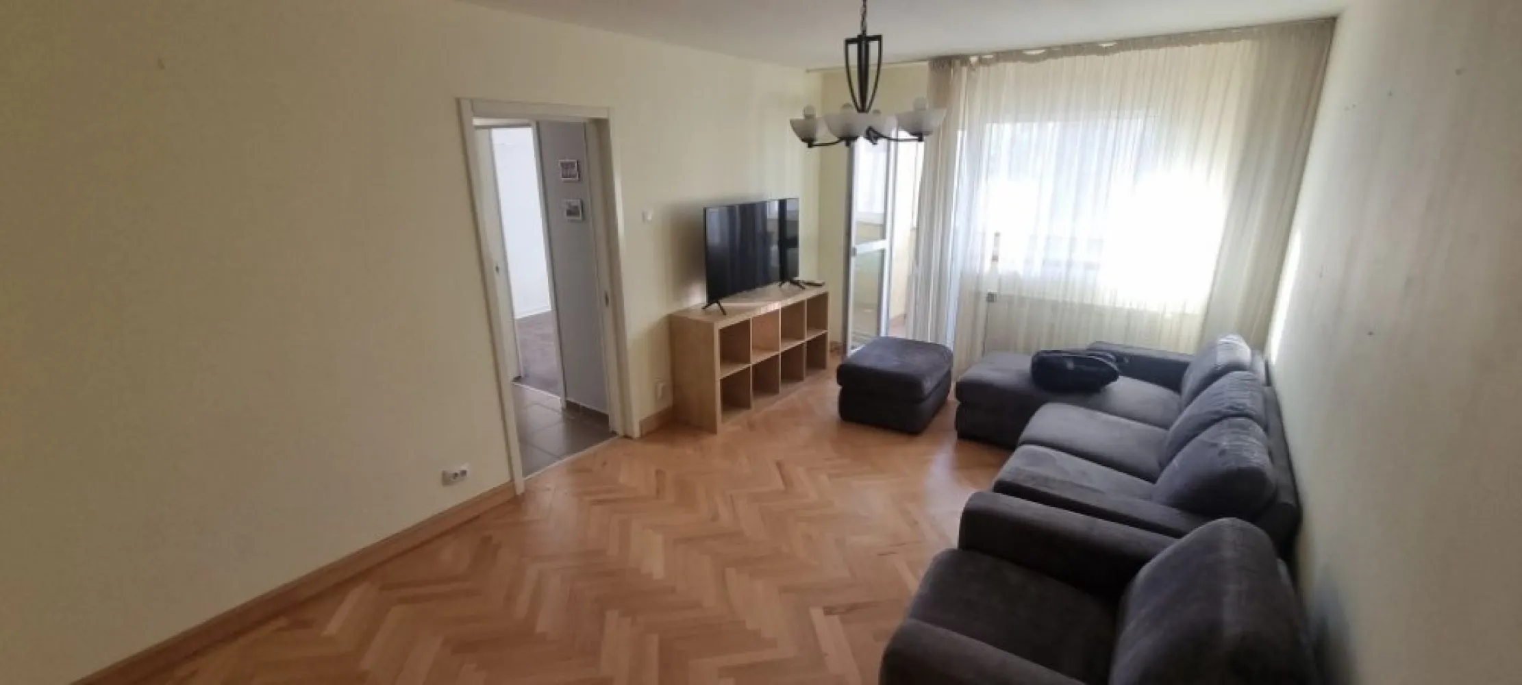 Inchiriez apartament 2 camere Metrou Stefan cel Mare - Apartament decomandat 2 camere Contract 12 luni minim 1 luna garantie Luna in curs in momentul semnarii + ultima luna din contract. - bucatarie complet echipata plita gaz, cuptor electric,hota,masina spalat vase,frigider. - 1 baie - cabina cu dus - camera depozitare - masina spalat rufe - dormitor nemobilat ; televizor (se poate mobila] rulouri electrice cu telecomanda - camera de zi canapea , 1 corp mobilier , televizor [ se poate adauga mobila la cerere] - balcon inchis - Aer Conditonat cu wifi Orientare spre sud, foarte luminos etaj 2.