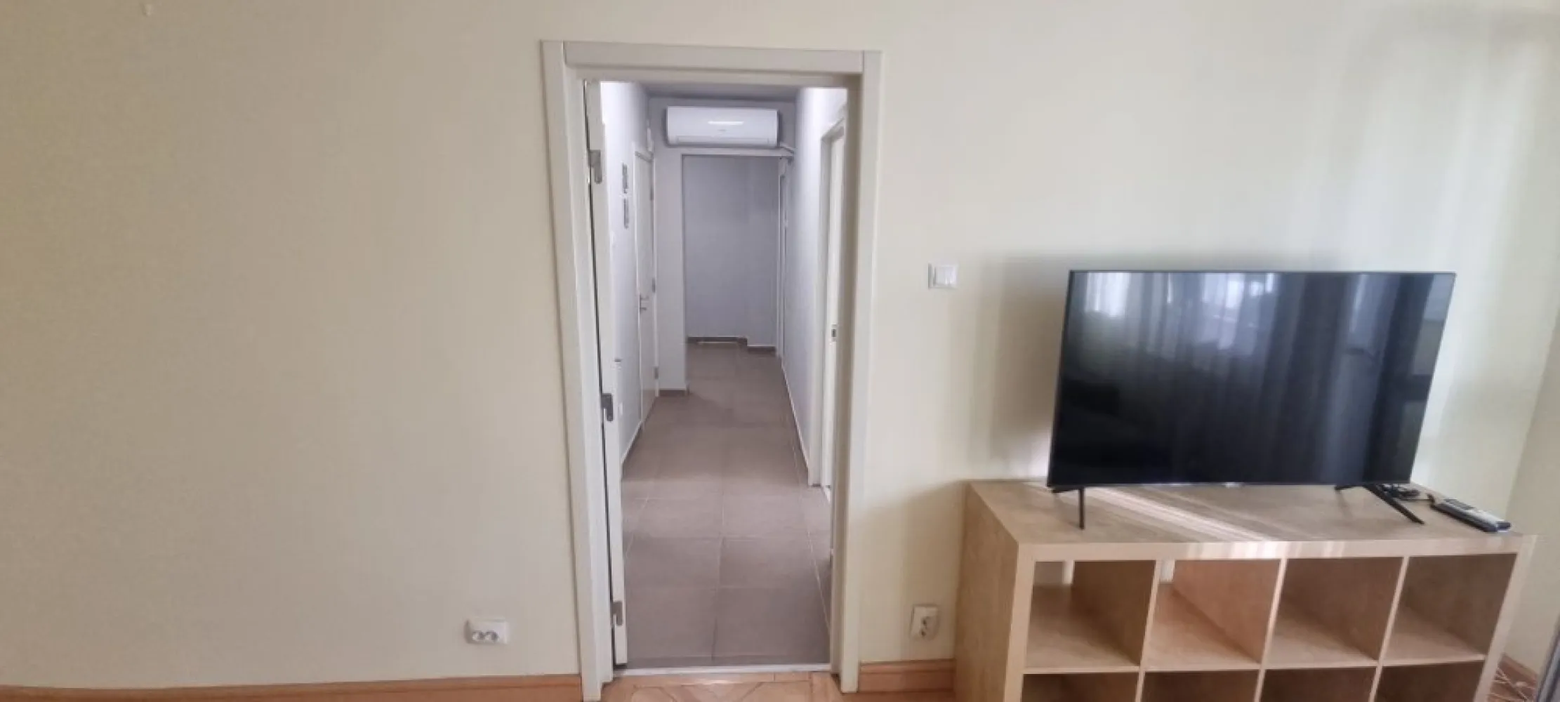 Inchiriez apartament 2 camere Metrou Stefan cel Mare - Apartament decomandat 2 camere Contract 12 luni minim 1 luna garantie Luna in curs in momentul semnarii + ultima luna din contract. - bucatarie complet echipata plita gaz, cuptor electric,hota,masina spalat vase,frigider. - 1 baie - cabina cu dus - camera depozitare - masina spalat rufe - dormitor nemobilat ; televizor (se poate mobila] rulouri electrice cu telecomanda - camera de zi canapea , 1 corp mobilier , televizor [ se poate adauga mobila la cerere] - balcon inchis - Aer Conditonat cu wifi Orientare spre sud, foarte luminos etaj 2.