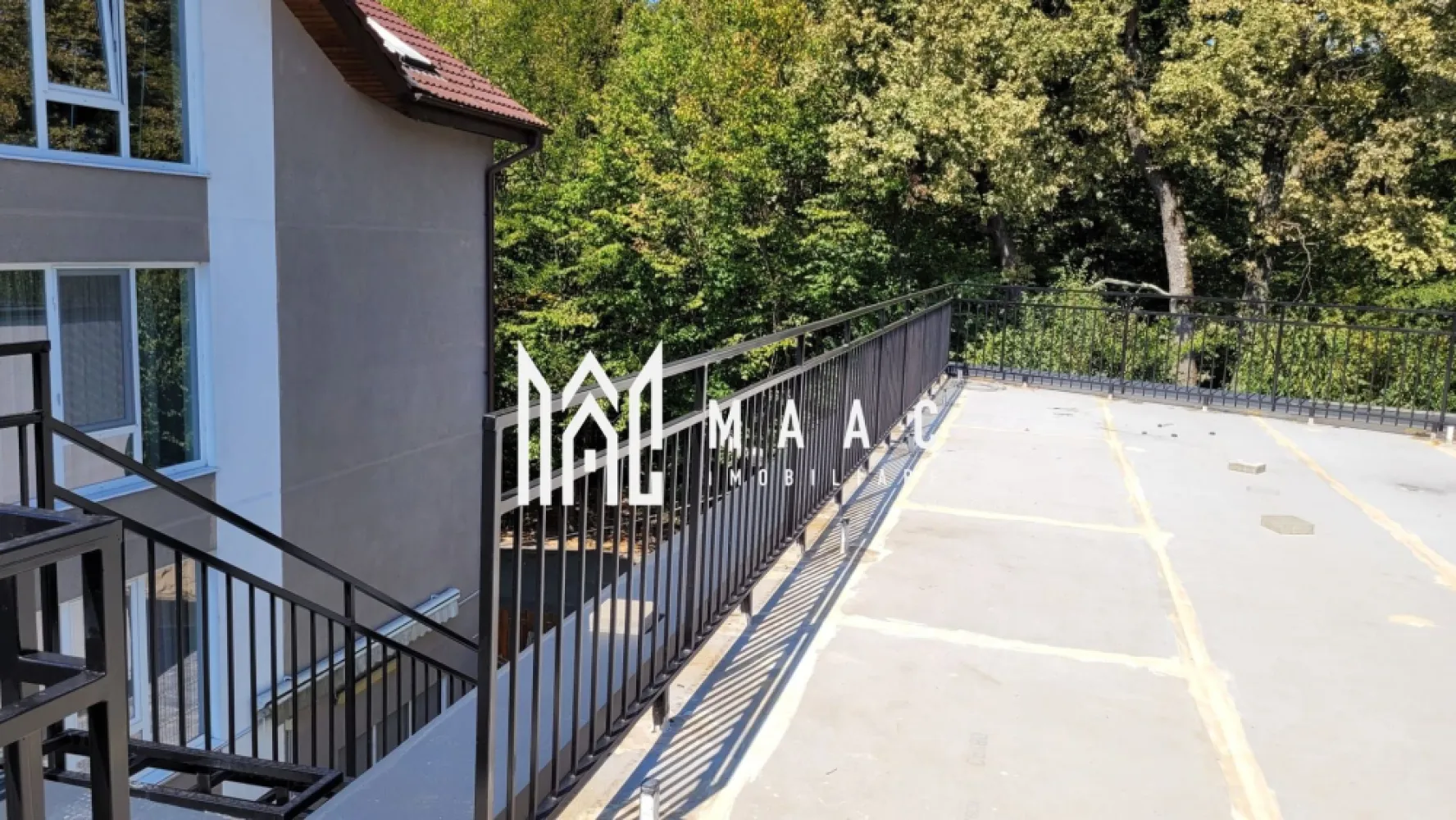 Vilă 5 Camere | Încălzire prin Pardoseală | Vedere Panoramică | Pădurea Dumbrava - MAAC Imobiliare prezintă spre vânzare o vilă individuală amplasată în zona exclusivistă Pădurea Dumbrava, pe un teren de 275 mp. Proprietatea are o suprafață utilă de 154 mp, o suprafață desfășurată de 206 mp și o amprentă la sol de 103 mp. Regimul de înălțime este parter + etaj. Compartimentare 5 camere 3 dormitoare 3 băi cu lumină naturală bucătărie deschisă 2 terase Construcție și finisaje structură din cărămidă acoperiș tip terasă izolație exterioară încălzire prin pardoseală fără centrală dar cu posibiliatete de montare pompă de caldură tâmplărie PVC cu geamuri termopan ușă de intrare PVC pereți finisați cu vopsea lavabilă Utilități și facilități apă, canalizare, curent, internet, telefon, CATV contorizare separată (apometre, contor electric) parcare proprie deschisă acces pe străzi asfaltate, iluminat public mijloace de transport în comun în proximitate vedere panoramică Imobilul se predă nemobilat, în stadiu semifinisat, oferind posibilitatea personalizării interioarelor. Pentru mai multe detalii și programarea unei vizionări, vă rugăm să contactați MAAC Imobiliare. ID proprietate: CP2758108 }}