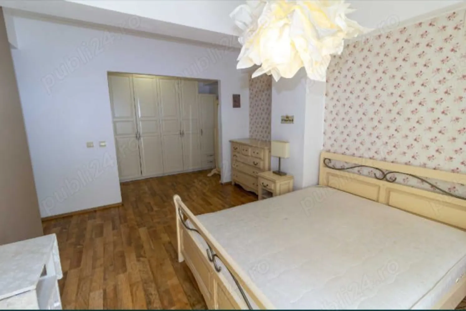Apartament 3 camere ,metrou straulesti cu parcare. - Apartamen modern cu 3 camere, cu o suprafață utilă de 105 mp, situat la etajul 1 într-un bloc de 4 etaje . Blocul se află într-un complex rezidențial cu pază și barieră, cu spații verzi îngrijite, locuri de joacă pentru copii și dispune de 2 locuri de parcare. Geamurile apartamentului nu sunt la stradă, ci oferă imaginea din interiorul complexului și au deschidere către o zonă verde cu copaci. Apartamentul se vinde mobilat, are electrocasnice functionale (fara frigider) și centrală proprie. Exista un aer condiționat în living. Este răcoros vara și călduros iarna, fiind bine izolat. - Are acces la 2 locuri de parcare într-o parcare privata, cu bariera, păzită 24 24 - Este la etajul 1, într-un bloc cu 4 etaje + M, aflat in sector 1 - Are copaci in fata, care mențin o lumina plăcută si cântec de pasarele in fiecare zi - Are debara si dressing, separate - Este spațios si luminos Complexul se află în apropierea restaurantului 2 Cocoși, având multe centre comerciale în apropiere (Lidl, Kaufland, Mega, Carrefour) și mall Băneasa la doar 12 minute cu mașina. Există școli și grădinițe foarte aproape (mers pe jos). Parcul Mogosoaia se afla la 10 minute pe jos, iar parcul Herastrau la 10 minute cu masina. Metrou la 11 min de mers pe jos (Straulesti) și autobuz la 4 minute. Pentru mai multe detalii va asteptam cu drag la vizionare.