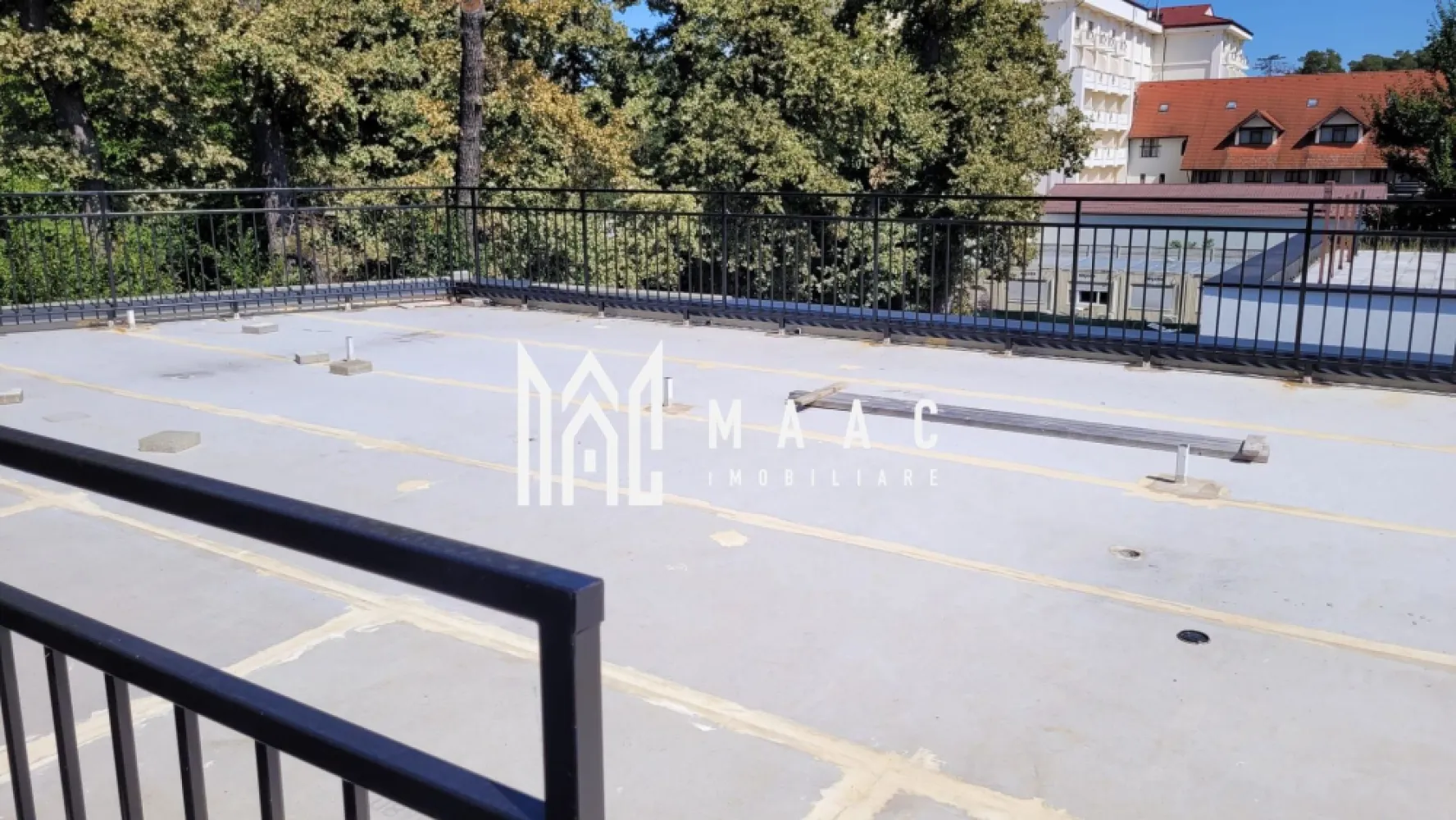 Vilă 5 Camere | Încălzire prin Pardoseală | Vedere Panoramică | Pădurea Dumbrava - MAAC Imobiliare prezintă spre vânzare o vilă individuală amplasată în zona exclusivistă Pădurea Dumbrava, pe un teren de 275 mp. Proprietatea are o suprafață utilă de 154 mp, o suprafață desfășurată de 206 mp și o amprentă la sol de 103 mp. Regimul de înălțime este parter + etaj. Compartimentare 5 camere 3 dormitoare 3 băi cu lumină naturală bucătărie deschisă 2 terase Construcție și finisaje structură din cărămidă acoperiș tip terasă izolație exterioară încălzire prin pardoseală fără centrală dar cu posibiliatete de montare pompă de caldură tâmplărie PVC cu geamuri termopan ușă de intrare PVC pereți finisați cu vopsea lavabilă Utilități și facilități apă, canalizare, curent, internet, telefon, CATV contorizare separată (apometre, contor electric) parcare proprie deschisă acces pe străzi asfaltate, iluminat public mijloace de transport în comun în proximitate vedere panoramică Imobilul se predă nemobilat, în stadiu semifinisat, oferind posibilitatea personalizării interioarelor. Pentru mai multe detalii și programarea unei vizionări, vă rugăm să contactați MAAC Imobiliare. ID proprietate: CP2758108 }}