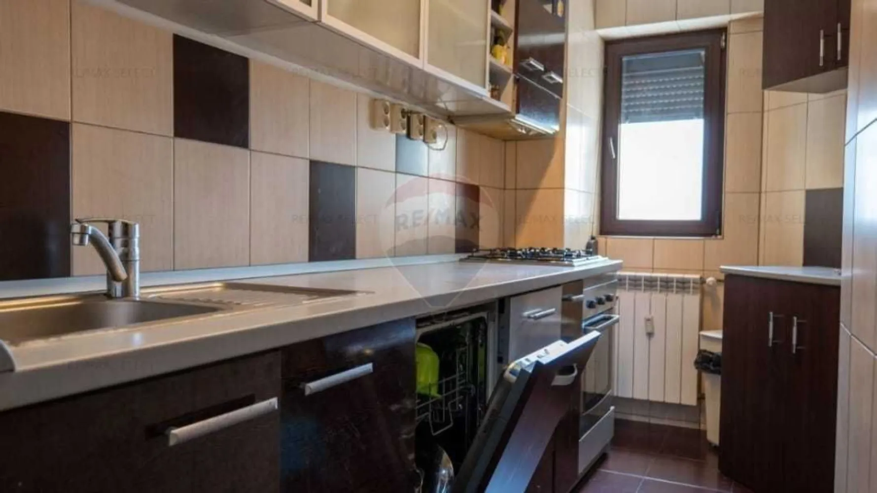 Ocazie Apartament Mosilor central 3 camere - Apartament 3 camere, decomandat, situat la et.7 din 8, pe Calea Mosilor (blocul cu BCR). Acesta este compus din 3 camere spatioase, cu suprafata totala de 77.68 mp, in care intra 2 balcoane cu suprafata de 6 mp. Apartamentul cuprinde un living de 18.63 mp, doua dormitoare (unul cu suprafata de 14.20 mp si celalalt de 11.58 mp) mobilate si utilate, bucatarie, 2 baie, vestibul, precum si doua balcoane (unul de 3.04 si altul de 2.90 mp).