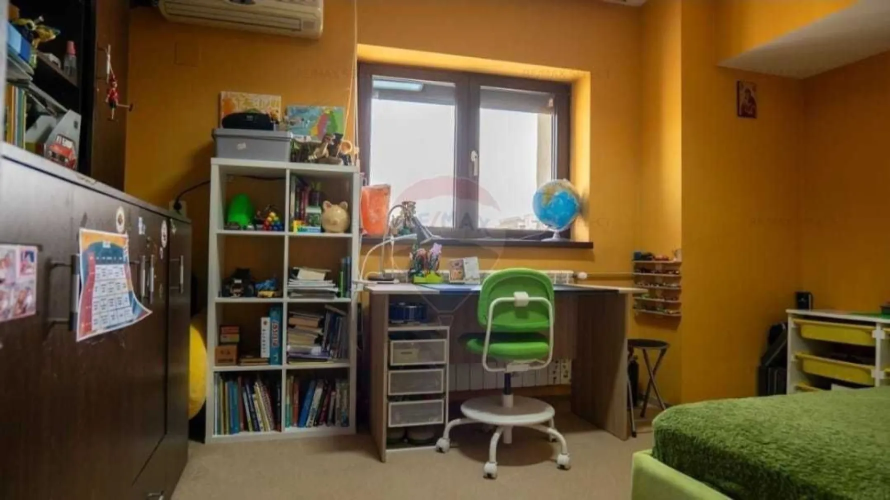 Ocazie Apartament Mosilor central 3 camere - Apartament 3 camere, decomandat, situat la et.7 din 8, pe Calea Mosilor (blocul cu BCR). Acesta este compus din 3 camere spatioase, cu suprafata totala de 77.68 mp, in care intra 2 balcoane cu suprafata de 6 mp. Apartamentul cuprinde un living de 18.63 mp, doua dormitoare (unul cu suprafata de 14.20 mp si celalalt de 11.58 mp) mobilate si utilate, bucatarie, 2 baie, vestibul, precum si doua balcoane (unul de 3.04 si altul de 2.90 mp).