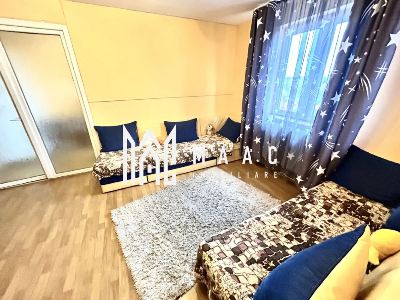 Apartament 4 camere | Mansardă | 65 mp utili | Vasile Aaron - Maac Imobiliare prezintă spre vânzare un apartament spațios situat la mansardă, în zona Vasile Aaron, într-un imobil cu mansarda construită în anul 2008. Locuința are o suprafață utilă de 65 mp și este compartimentată practic, astfel: Living luminos 3 dormitoare Bucătărie închisă, separată de living Baie cu geam mare, pentru lumină naturală și aerisire eficientă Apartamentul se află la etajul 5 (mansardă) și oferă un spațiu confortabil, potrivit atât pentru locuit, cât și pentru investiție. Pentru mai multe informatii specificati ID: CP2757410 }}
