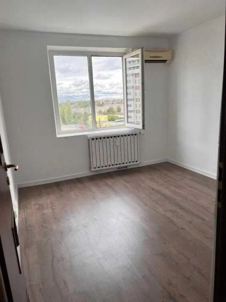 Apartament 3 camere Parc Sebastian sector 5 Buc. in curs de renovare - Anunț de vânzare apartament 3 camere în curs de renovare, etaj 2, în zona Sebastian Descriere: Vă ofer un apartament spațios cu 3 camere, aflat în curs de renovare, situat la etajul 2 într-un bloc bine întreținut cu două lifturi. Apartamentul beneficiază de geamuri termopan și dispune de o suprafață generoasă de aproximativ 70 mp construiți, ideală pentru familii sau cupluri care își doresc spațiu suplimentar. Compartimentare: 2 dormitoare spațioase Sufragerie luminoasă și primitoare Bucătărie generoasă, ușor de amenajat după preferințe 2 băi complet funcționale 1 balcon cu vedere liniștită Vestibul primitor și 3 debarale pentru depozitare suplimentară Facilități și amplasare Apartamentul este situat într-o zonă excelent deservită de mijloace de transport: - Stația de tramvai 32 este la doar 7 minute distanță, oferind acces rapid către Piața Unirii. - În proximitate se află Parcul Sebastian, ideal pentru activități în aer liber O varietate de instituții de învățământ: - Grădinițe de stat, - Școala Gimnazială 280 - Liceul Dimitrie Bolintineanu. Pentru cumpărături și activități de agrement, aveți la dispoziție: - Liberty Center (actualul Jumbo) - Auchan - Centrul Comercial Vulcan. Detalii suplimentare: Apartamentul se vinde cu posibilitatea de a personaliza lucrările de renovare ramase, oferindu-vă ocazia de a crea un cămin după propriul gust.