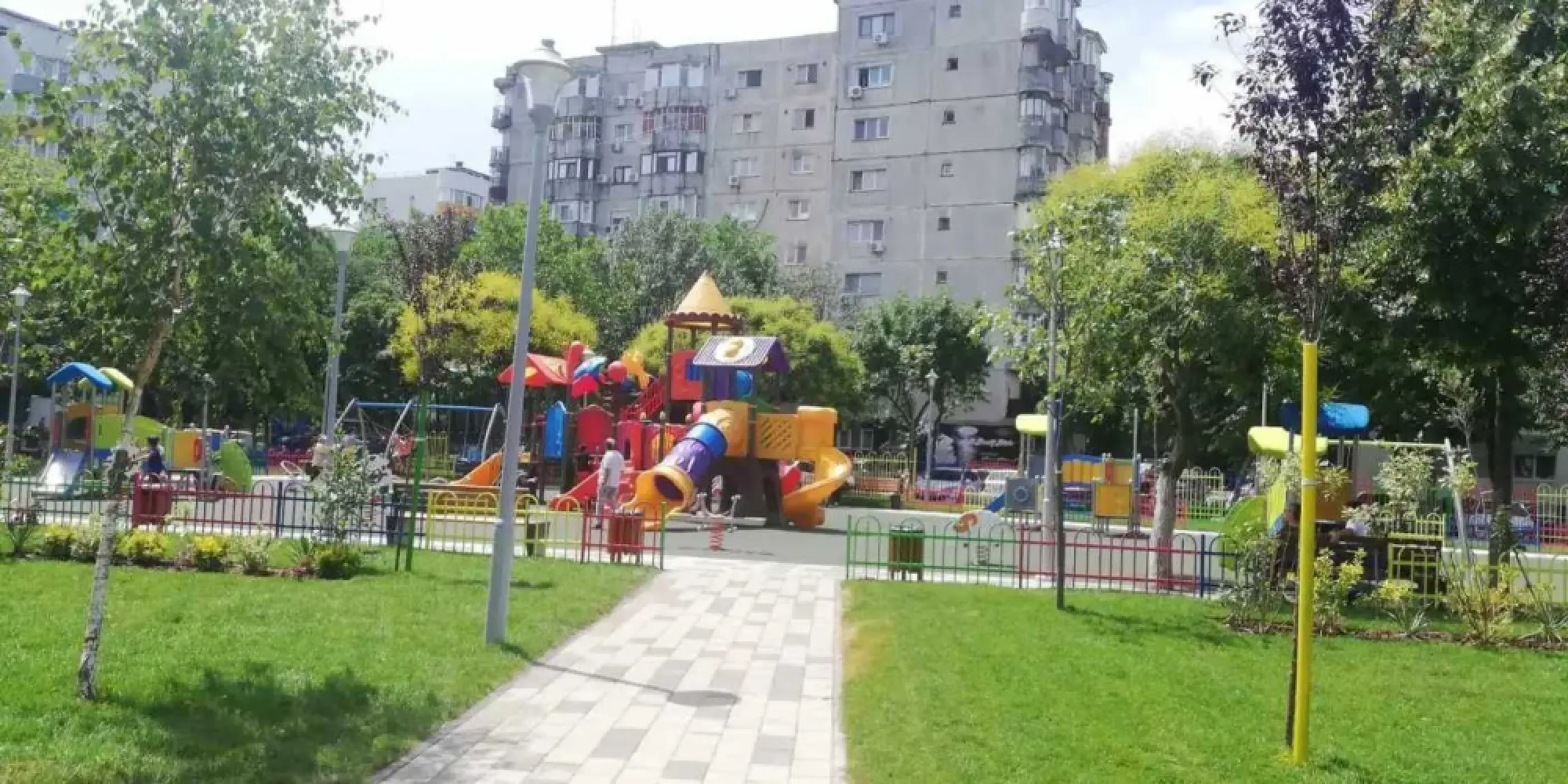 Apartament 3 camere Parc Sebastian sector 5 Buc. in curs de renovare - Anunț de vânzare apartament 3 camere în curs de renovare, etaj 2, în zona Sebastian Descriere: Vă ofer un apartament spațios cu 3 camere, aflat în curs de renovare, situat la etajul 2 într-un bloc bine întreținut cu două lifturi. Apartamentul beneficiază de geamuri termopan și dispune de o suprafață generoasă de aproximativ 70 mp construiți, ideală pentru familii sau cupluri care își doresc spațiu suplimentar. Compartimentare: 2 dormitoare spațioase Sufragerie luminoasă și primitoare Bucătărie generoasă, ușor de amenajat după preferințe 2 băi complet funcționale 1 balcon cu vedere liniștită Vestibul primitor și 3 debarale pentru depozitare suplimentară Facilități și amplasare Apartamentul este situat într-o zonă excelent deservită de mijloace de transport: - Stația de tramvai 32 este la doar 7 minute distanță, oferind acces rapid către Piața Unirii. - În proximitate se află Parcul Sebastian, ideal pentru activități în aer liber O varietate de instituții de învățământ: - Grădinițe de stat, - Școala Gimnazială 280 - Liceul Dimitrie Bolintineanu. Pentru cumpărături și activități de agrement, aveți la dispoziție: - Liberty Center (actualul Jumbo) - Auchan - Centrul Comercial Vulcan. Detalii suplimentare: Apartamentul se vinde cu posibilitatea de a personaliza lucrările de renovare ramase, oferindu-vă ocazia de a crea un cămin după propriul gust.