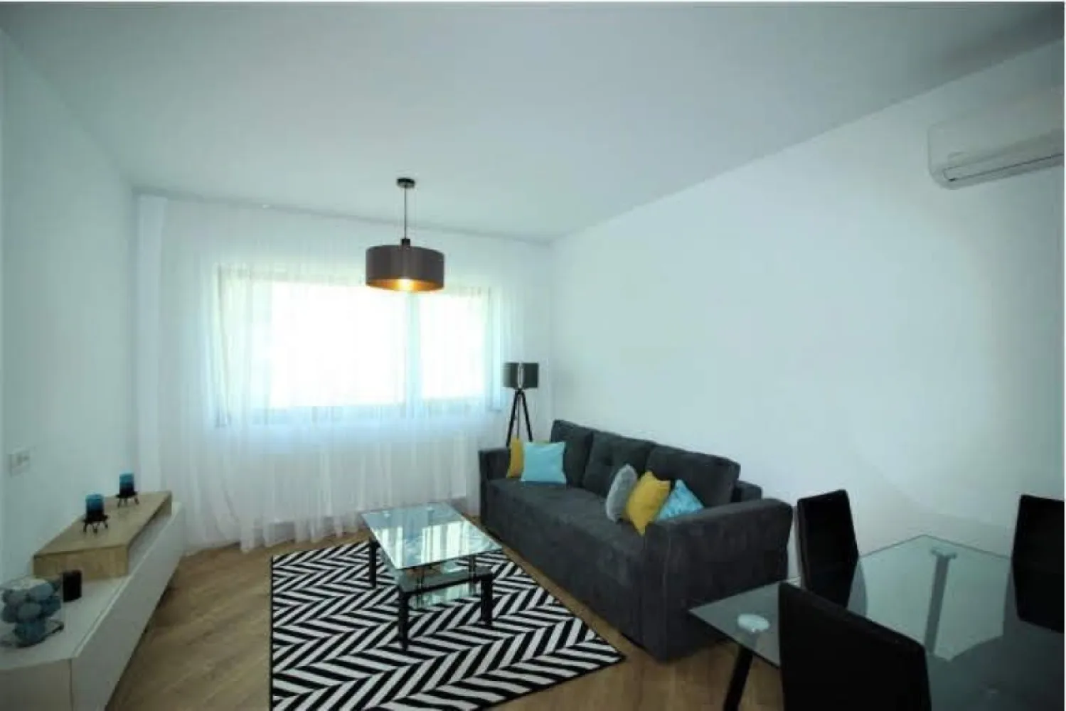 Inchiriez apartament 2 camere in complex 4 City North Pipera - Apartamentul este complet mobilat si utilat si dispune de loc de parcare suprateran.