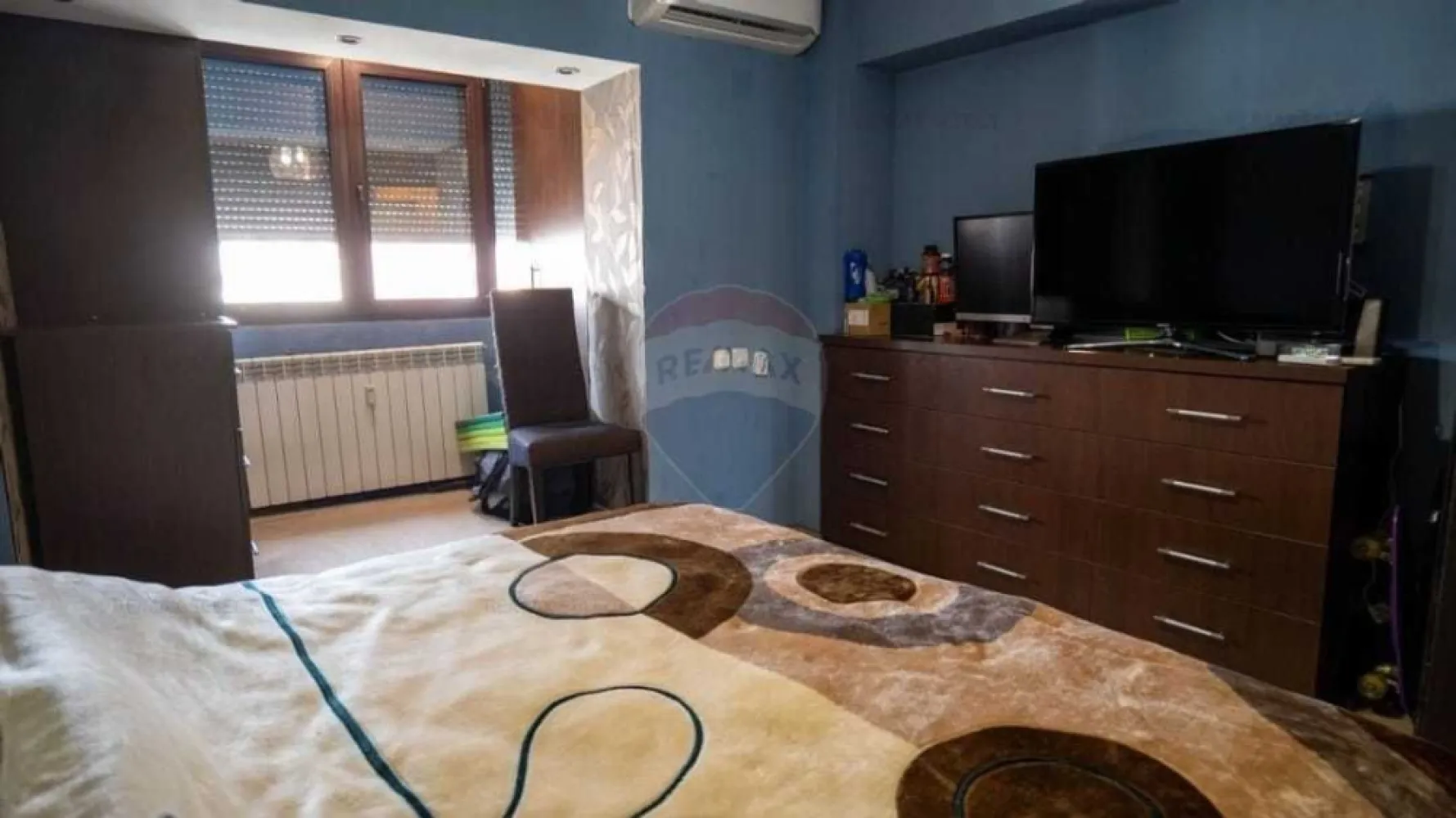 Ocazie Apartament Mosilor central 3 camere - Apartament 3 camere, decomandat, situat la et.7 din 8, pe Calea Mosilor (blocul cu BCR). Acesta este compus din 3 camere spatioase, cu suprafata totala de 77.68 mp, in care intra 2 balcoane cu suprafata de 6 mp. Apartamentul cuprinde un living de 18.63 mp, doua dormitoare (unul cu suprafata de 14.20 mp si celalalt de 11.58 mp) mobilate si utilate, bucatarie, 2 baie, vestibul, precum si doua balcoane (unul de 3.04 si altul de 2.90 mp).