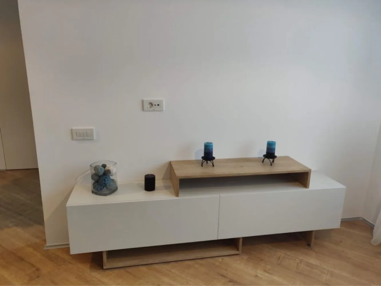 Inchiriez apartament 2 camere in complex 4 City North Pipera - Apartamentul este complet mobilat si utilat si dispune de loc de parcare suprateran.