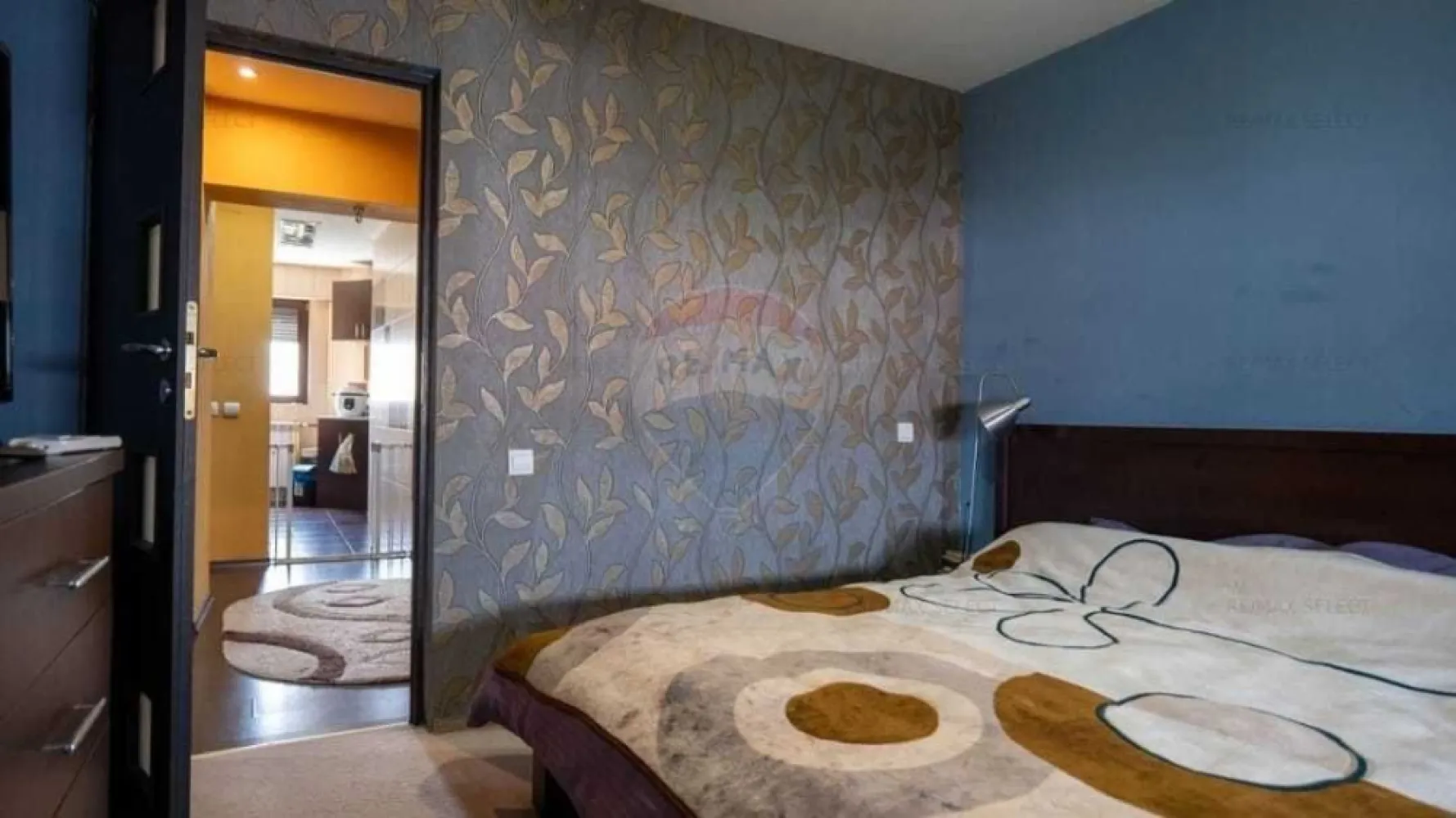 Ocazie Apartament Mosilor central 3 camere - Apartament 3 camere, decomandat, situat la et.7 din 8, pe Calea Mosilor (blocul cu BCR). Acesta este compus din 3 camere spatioase, cu suprafata totala de 77.68 mp, in care intra 2 balcoane cu suprafata de 6 mp. Apartamentul cuprinde un living de 18.63 mp, doua dormitoare (unul cu suprafata de 14.20 mp si celalalt de 11.58 mp) mobilate si utilate, bucatarie, 2 baie, vestibul, precum si doua balcoane (unul de 3.04 si altul de 2.90 mp).