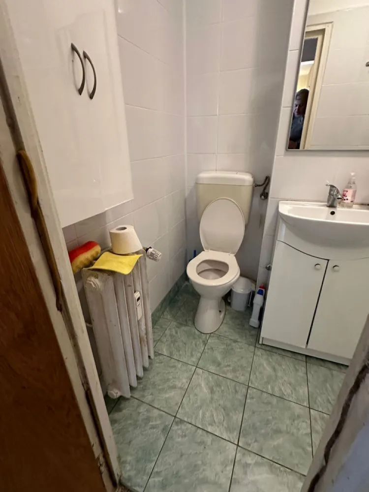Apartament 3 camere decomandate - Apartament 3 camere Piața Sudului Berceni. Bloc recent anvelopat , tâmplărie termopan. Etaj 9 din 10, bloc cu 2 intrări și 2 lifturi. Disponibil imediat. Suprafata utila 63,4 mp. Balcon închis.
