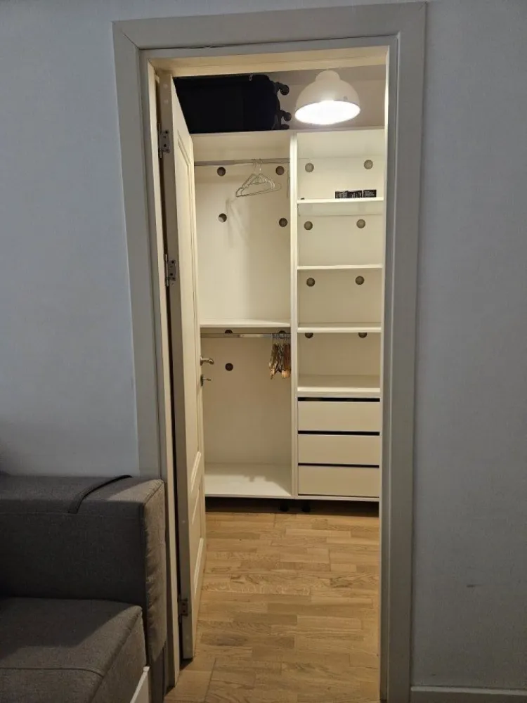 Apartament 2 camere de vanzare Copou Park Residence. - Apartamentul este situat intr-o zona linistita, cu multa vegetatie, aproape de centrul orasului si la o distanta de mers pe jos de universitatea Al. I Cuza, parcul Copou, gradinite, scoli, licee si magazine. Se poate achizitiona si un loc de parcare subteran la pretul de 15.000 de euro. Se vinde mobilat partial cu mobila la comanda (bucatarie, baie, dressing si debara). Pretul este usor negociabil si termenul de predare este de 3 luni. Pentru mai multe oferte accesați www.brasadas.com.