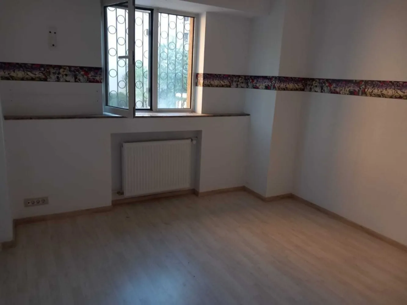 Vand ap 3 camere - Vand apartament 3 camere Nerva Traian zona centrala etaj 1/8 bloc din 2000,vedere spate lateral cu imbunatairi,centrala etaj 1/8, Pret redus de la 198.000 la 185.000 euro Ideal investitie !