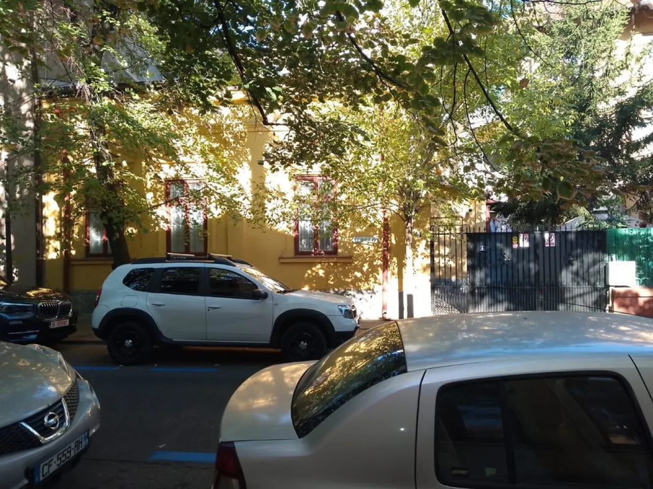 Inchiriez casa la curte in centru,zona Foisorul de Foc - Inchiriez casa la curte,in centrul Bucurestiului,in zona Izvorul Rece,Foisorul de Foc. Casa este construita din caramida,compusa din 3 camere,1 baie,1 bucatarie,1 beci.Complet renovata.Curtea este comuna pt.3 vecini.Vecinii sunt oameni educati si civilizati. Suprafata casei este de aproximativ 100 metrii patrati plus curte 30-50 metrii patrati. Casa se poate utila la cerere,la alta valoare.