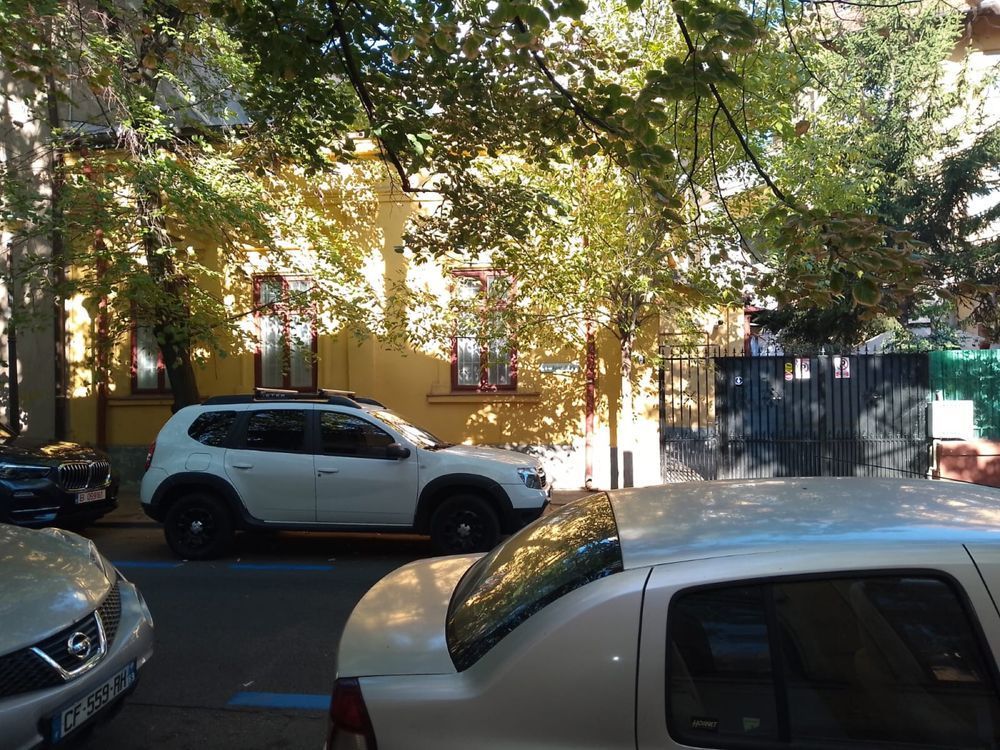 Inchiriez casa la curte in centru,zona Foisorul de Foc