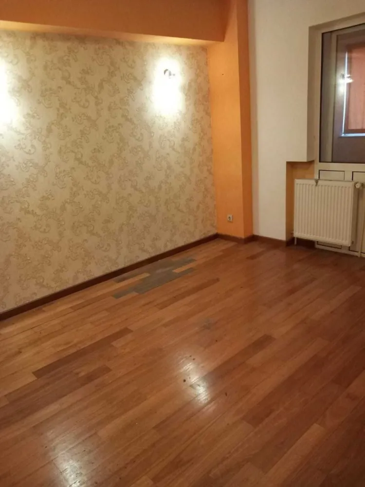 Vand ap 3 camere - Vand apartament 3 camere Nerva Traian zona centrala etaj 1/8 bloc din 2000,vedere spate lateral cu imbunatairi,centrala etaj 1/8, Pret redus de la 198.000 la 185.000 euro Ideal investitie !