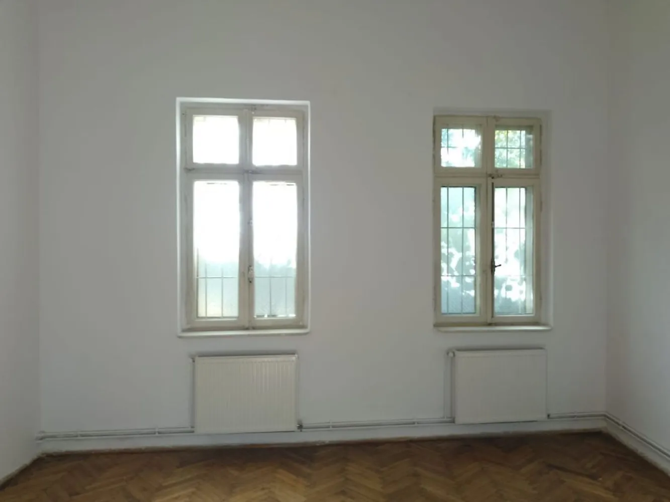 Inchiriez casa la curte in centru,zona Foisorul de Foc - Inchiriez casa la curte,in centrul Bucurestiului,in zona Izvorul Rece,Foisorul de Foc. Casa este construita din caramida,compusa din 3 camere,1 baie,1 bucatarie,1 beci.Complet renovata.Curtea este comuna pt.3 vecini.Vecinii sunt oameni educati si civilizati. Suprafata casei este de aproximativ 100 metrii patrati plus curte 30-50 metrii patrati. Casa se poate utila la cerere,la alta valoare.