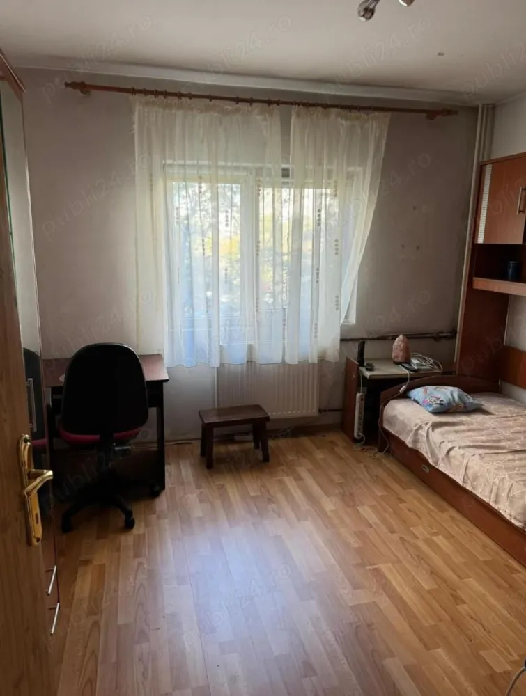 Vanzare Apartament 3 camere - Apartament 3 camere decomandat, etaj 3 10, parchet, AC, instalație de gaz individuală și proiect aprobat pentru instalare centrală, certificat energetic clasa C valabil până în 2031, balcon închis termopan, intabulat