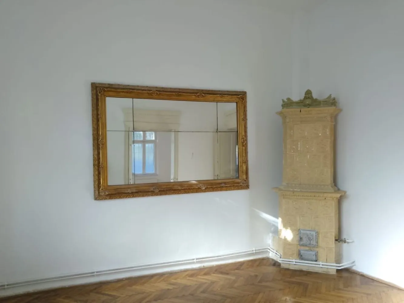 Inchiriez casa la curte in centru,zona Foisorul de Foc - Inchiriez casa la curte,in centrul Bucurestiului,in zona Izvorul Rece,Foisorul de Foc. Casa este construita din caramida,compusa din 3 camere,1 baie,1 bucatarie,1 beci.Complet renovata.Curtea este comuna pt.3 vecini.Vecinii sunt oameni educati si civilizati. Suprafata casei este de aproximativ 100 metrii patrati plus curte 30-50 metrii patrati. Casa se poate utila la cerere,la alta valoare.