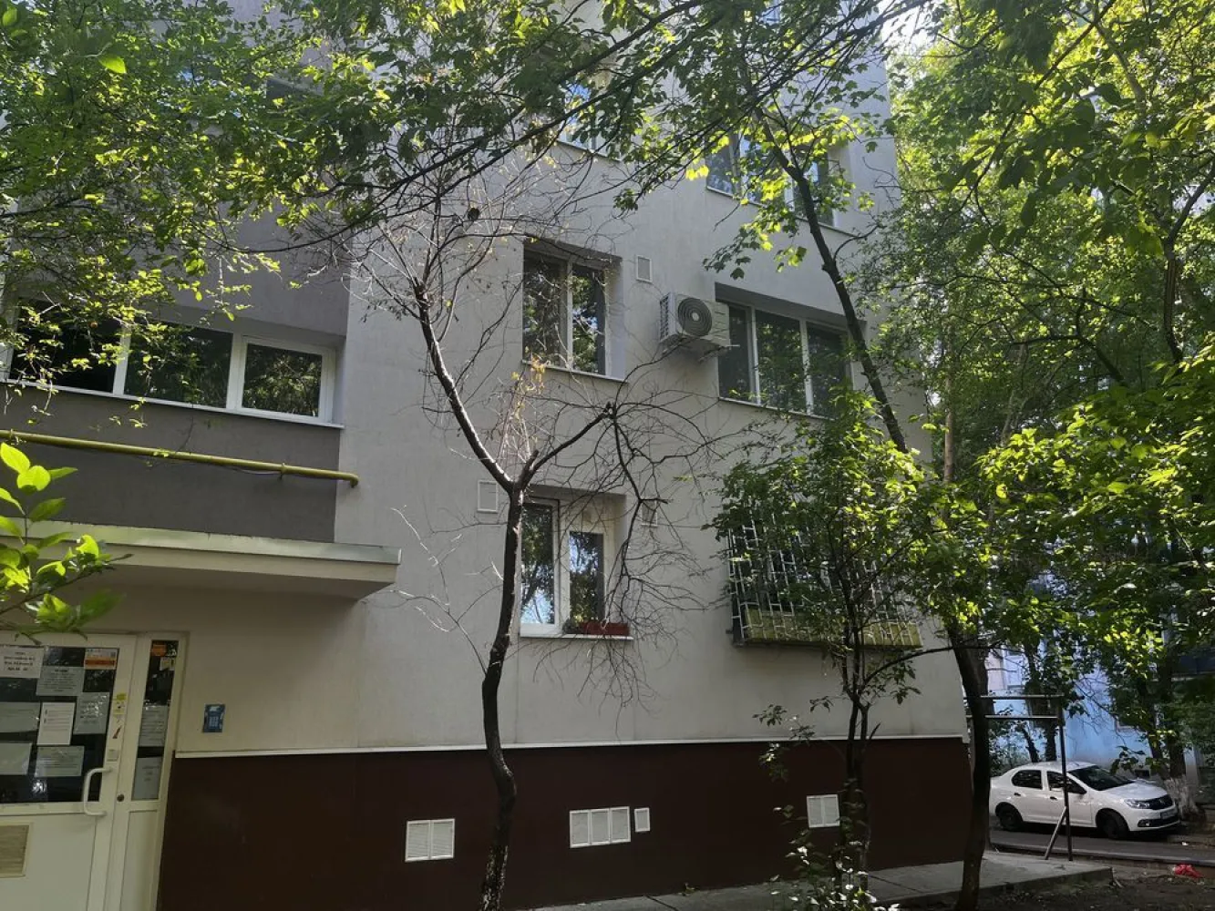 Apartament 3 camere decomandat D Taberei - Apartament 3 camere decomandat, complet mobilat, utilat Etaj 1/4 si 65 mp Bloc anvelopat 2021 Apartamentul a fost renovat complet in 2020 Termopane schimbate tripan Centrala termica pusa in 2023 Gresie, faianta si parchet alb/gri de 12 mm in cele 3 camere Instalatia electrica schimbata in totalitate de la panou pana la prize. Instalatie sanitara schimbata din cupru Calorifere aluminiu Romstal 3 aparate aer conditionat Mobila facuta pe comanda Drumul Taberei, Aleea Sandava