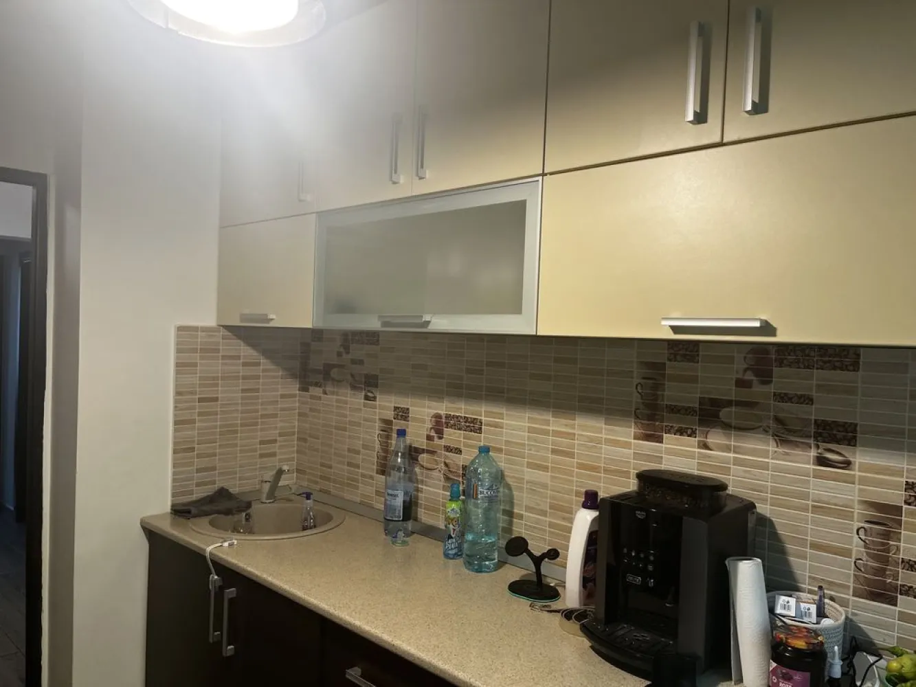 Apartament 3 camere decomandat D Taberei - Apartament 3 camere decomandat, complet mobilat, utilat Etaj 1/4 si 65 mp Bloc anvelopat 2021 Apartamentul a fost renovat complet in 2020 Termopane schimbate tripan Centrala termica pusa in 2023 Gresie, faianta si parchet alb/gri de 12 mm in cele 3 camere Instalatia electrica schimbata in totalitate de la panou pana la prize. Instalatie sanitara schimbata din cupru Calorifere aluminiu Romstal 3 aparate aer conditionat Mobila facuta pe comanda Drumul Taberei, Aleea Sandava