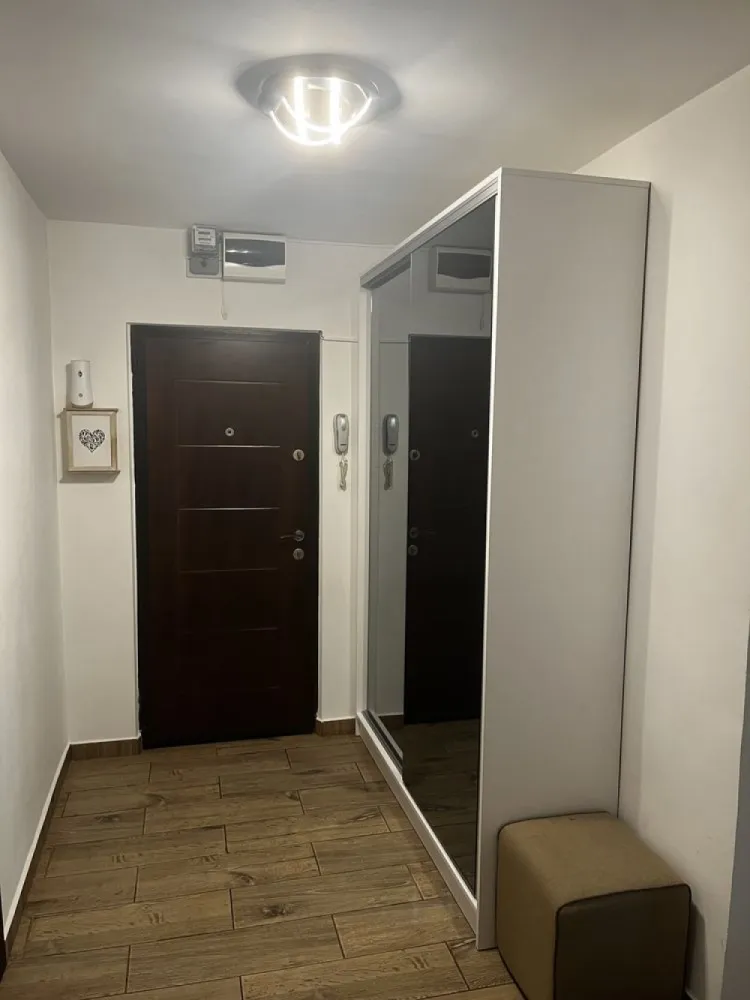 Apartament 3 camere decomandat D Taberei - Apartament 3 camere decomandat, complet mobilat, utilat Etaj 1/4 si 65 mp Bloc anvelopat 2021 Apartamentul a fost renovat complet in 2020 Termopane schimbate tripan Centrala termica pusa in 2023 Gresie, faianta si parchet alb/gri de 12 mm in cele 3 camere Instalatia electrica schimbata in totalitate de la panou pana la prize. Instalatie sanitara schimbata din cupru Calorifere aluminiu Romstal 3 aparate aer conditionat Mobila facuta pe comanda Drumul Taberei, Aleea Sandava
