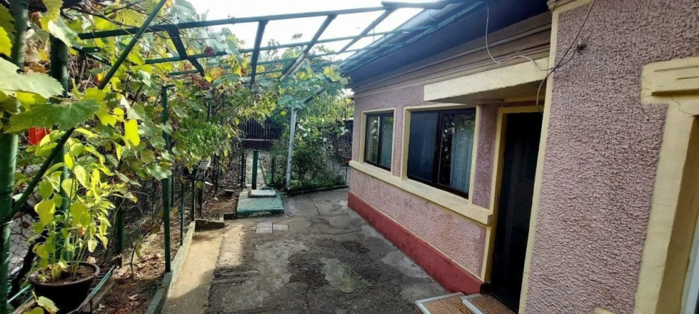 Proprietar casa individuala Bucurestii Noi-Aeromodelului- FARA AGENTII - Proprietar vând casa renovabila de cărămidă, tâmplărie termopan, parchet, construcţie anii '60. Toate utilitatiile sectorului 1. Compartimentare semidecomandata, 3 camere, baie, bucătărie, garaj inchis cu intrare din strada, foişor în curte. Suprafaţa utila 85 mp, suprafaţa totala teren 250,16 mp, deschidere 9,06 ml. Zona frumoasa şi liniştită, în apropiere de mall Colosseum, 15 minute pe jos pana la Metrou Laminorului. Dispune de cadastru şi intabulare. Zona Bucurestii Noi, strada Aeromodelului. Exclusa colaborarea cu agenţii imobiliare.
