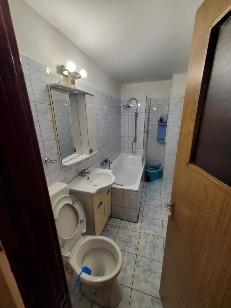 Vand ap 4 cam. Nerva Traian - O Goga - Vand ap 4 cam. Nerva Traian - O Goga, plan secundar 2/8, 93 mp util, 2 bai, necesita renovare. Bloc reabilitat recent, vine cu boxa subsol. Se vinde nemobilat, parchet lemn masiv stejar.