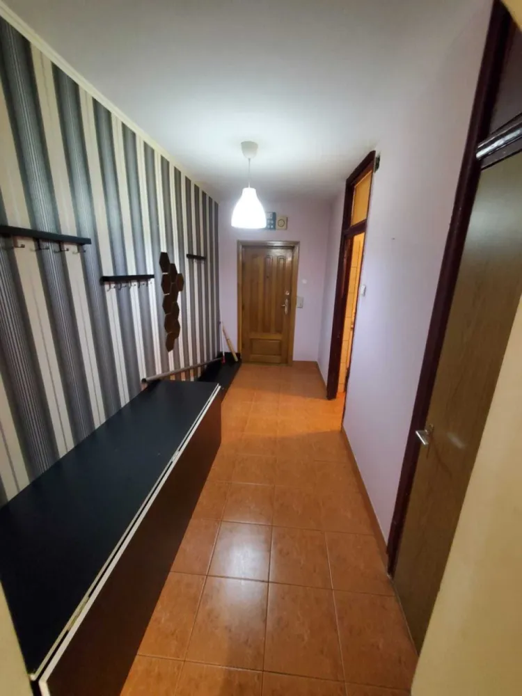 Vand ap 4 cam. Nerva Traian - O Goga - Vand ap 4 cam. Nerva Traian - O Goga, plan secundar 2/8, 93 mp util, 2 bai, necesita renovare. Bloc reabilitat recent, vine cu boxa subsol. Se vinde nemobilat, parchet lemn masiv stejar.
