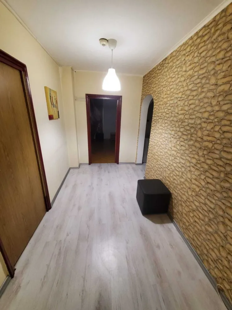 Vand ap 4 cam. Nerva Traian - O Goga - Vand ap 4 cam. Nerva Traian - O Goga, plan secundar 2/8, 93 mp util, 2 bai, necesita renovare. Bloc reabilitat recent, vine cu boxa subsol. Se vinde nemobilat, parchet lemn masiv stejar.