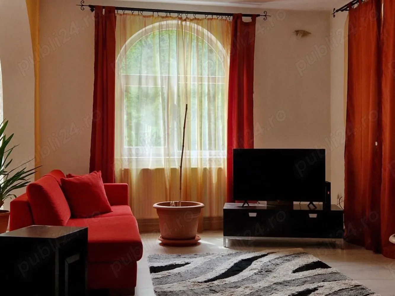 Persoana fizica vand vila zona Bucium - 240mp suprafata utila 820mp suprafata teren Garaj beci terasa spatioasa Mai multe detalii in privat