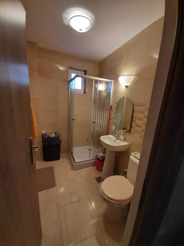 Proprietar , vand sau schimb garsoniera Mamaia Nord - Vand sau schimb garsoniera , an constructie 2016, utilata si mobilata , bloc curat , vecini foarte draguti Dintre facilitati enumar: -loc de parcare -boxa -38 mp utili -mobilata :canapea , pat ,sifonier, mobila bucatarie, saltea -toate noi de la Dedeman -masa si scaune -TV -frigider -masina de spalat -aer conditionat Zona: strada M17, Mamaia Sat-Navodari, pe marginea lacului , priveliste deosebita catre lac si mare , fara posibilitatea de a se obtura vederea de alte blocuri in constructie Accept si schimb cu garsoniera Bucuresti , minim 30 mp ,intr -o zona buna. Pentru mai multe info va rog apel la 07*********19.Nu raspund la mesajele de pe olx decat rar din lipsa timpului.Multumesc