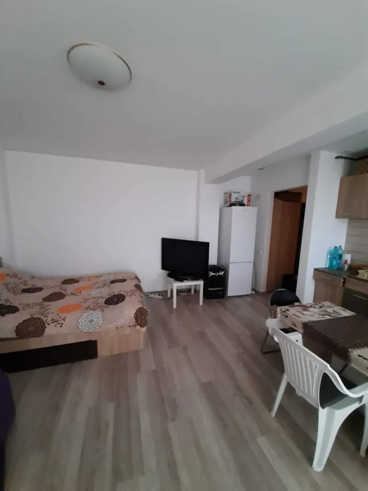 Proprietar , vand sau schimb garsoniera Mamaia Nord - Vand sau schimb garsoniera , an constructie 2016, utilata si mobilata , bloc curat , vecini foarte draguti Dintre facilitati enumar: -loc de parcare -boxa -38 mp utili -mobilata :canapea , pat ,sifonier, mobila bucatarie, saltea -toate noi de la Dedeman -masa si scaune -TV -frigider -masina de spalat -aer conditionat Zona: strada M17, Mamaia Sat-Navodari, pe marginea lacului , priveliste deosebita catre lac si mare , fara posibilitatea de a se obtura vederea de alte blocuri in constructie Accept si schimb cu garsoniera Bucuresti , minim 30 mp ,intr -o zona buna. Pentru mai multe info va rog apel la 07*********19.Nu raspund la mesajele de pe olx decat rar din lipsa timpului.Multumesc
