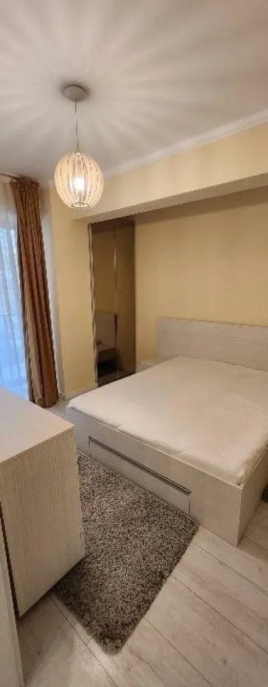 Apartament 2 camere | Bucurestii Noi | Langa Metrou Laminorului - Va propun spre inchiriere un apartament cu 2 camere, situat la etajul 1 mobilat si utilat modern, intr-un bloc nou finalizat, situat in Zona Bucurestii Noi, langa statia de metrou Laminorului. Este alcatuit din: living luminos si foarte spatios, un dormitor, o baie, o bucatarie inchisa, hol si balcon mare (10mp) . Apartamentul dispune de: aer conditionat, centrala proprie, gresie, faianta, parchet, usa metalica, TV, interior stare buna (proaspat zugravit) masina de spalat rufe, frigider, bucatarie mobilata / utilata. - Acces rapid catre mijloace de transport in comun si catre zonele principale ale orasului. - Magazine si Supermarketuri in apropiere (Mega Image Vis a Vis, LIDL la 3 min) - Apartamentul face parte dintr-un bloc nou (2020) -Este ideal pentru o persoana dar si pentru un cuplu. *Apartamentul este complet mobilat si utilat, exact ca in poze. * Un loc de parcare inclus. Persoana fizica.