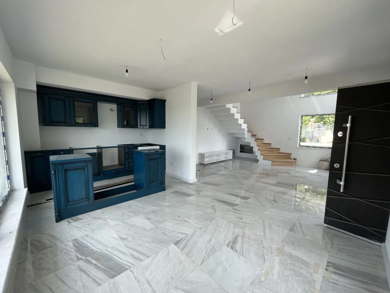 Vand casa in Bucium cu vedere la oras - Vânzare Casă în Bucium, Iași Detalii Locație: * Localitate: Bucium, Iași, in spatele Pensiunii All Season * Suprafață Teren: 500 mp * Suprafață Utilă: 150 mp * Suprafață Totală (inclusiv balcoane): 180 mp Configurație: * Structură: Parter + Mansardă * Vedere minunata catre oras din living si dormitoare * Compartimentare: Living open space, bucătărie, hol intrare principală, 3 dormitoare, dressing separate, 2 băi, pod și deci, doua balcoane spatioase * Parter: living open space, bucatarie, un dormitor, baie cu dus, hol intrare principal * Etaj: Doua dormitoare cu Teresa si vedere la oras, baie cu cada, dressing Caracteristici: * Utilități: Curent electric, apă de la fântână (put), fosa septic * Sistem de Încălzire: incalzire prin pardoseala, centrală termică pe peleți * Finisaje: Marmură în living, bucătărie și ambele băi, geamuri tripan, mocheta de cea mai buna calitate tot etajul si dormitorul de la parter * Functii extra: sistem de Supraveghere cu 4 camere video din care una acopera 360 de grade * Mobilier: Bucătăria și băile sunt mobilate * Alte Spații: Cameră centrală, pod si beci * Dezavantaj: Fațada necesită finalizare, put și fosa (trebuie conectate la casă) Utilități în Proces de Implementare: * Gaz: Proiect de montare în desfășurare, la capătul străzii Preț: 165.000 € Contact: 07********83 * Număr de Telefon: 07********83
