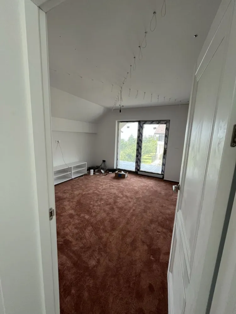 Vand casa in Bucium cu vedere la oras - Vânzare Casă în Bucium, Iași Detalii Locație: * Localitate: Bucium, Iași, in spatele Pensiunii All Season * Suprafață Teren: 500 mp * Suprafață Utilă: 150 mp * Suprafață Totală (inclusiv balcoane): 180 mp Configurație: * Structură: Parter + Mansardă * Vedere minunata catre oras din living si dormitoare * Compartimentare: Living open space, bucătărie, hol intrare principală, 3 dormitoare, dressing separate, 2 băi, pod și deci, doua balcoane spatioase * Parter: living open space, bucatarie, un dormitor, baie cu dus, hol intrare principal * Etaj: Doua dormitoare cu Teresa si vedere la oras, baie cu cada, dressing Caracteristici: * Utilități: Curent electric, apă de la fântână (put), fosa septic * Sistem de Încălzire: incalzire prin pardoseala, centrală termică pe peleți * Finisaje: Marmură în living, bucătărie și ambele băi, geamuri tripan, mocheta de cea mai buna calitate tot etajul si dormitorul de la parter * Functii extra: sistem de Supraveghere cu 4 camere video din care una acopera 360 de grade * Mobilier: Bucătăria și băile sunt mobilate * Alte Spații: Cameră centrală, pod si beci * Dezavantaj: Fațada necesită finalizare, put și fosa (trebuie conectate la casă) Utilități în Proces de Implementare: * Gaz: Proiect de montare în desfășurare, la capătul străzii Preț: 165.000 € Contact: 07********83 * Număr de Telefon: 07********83