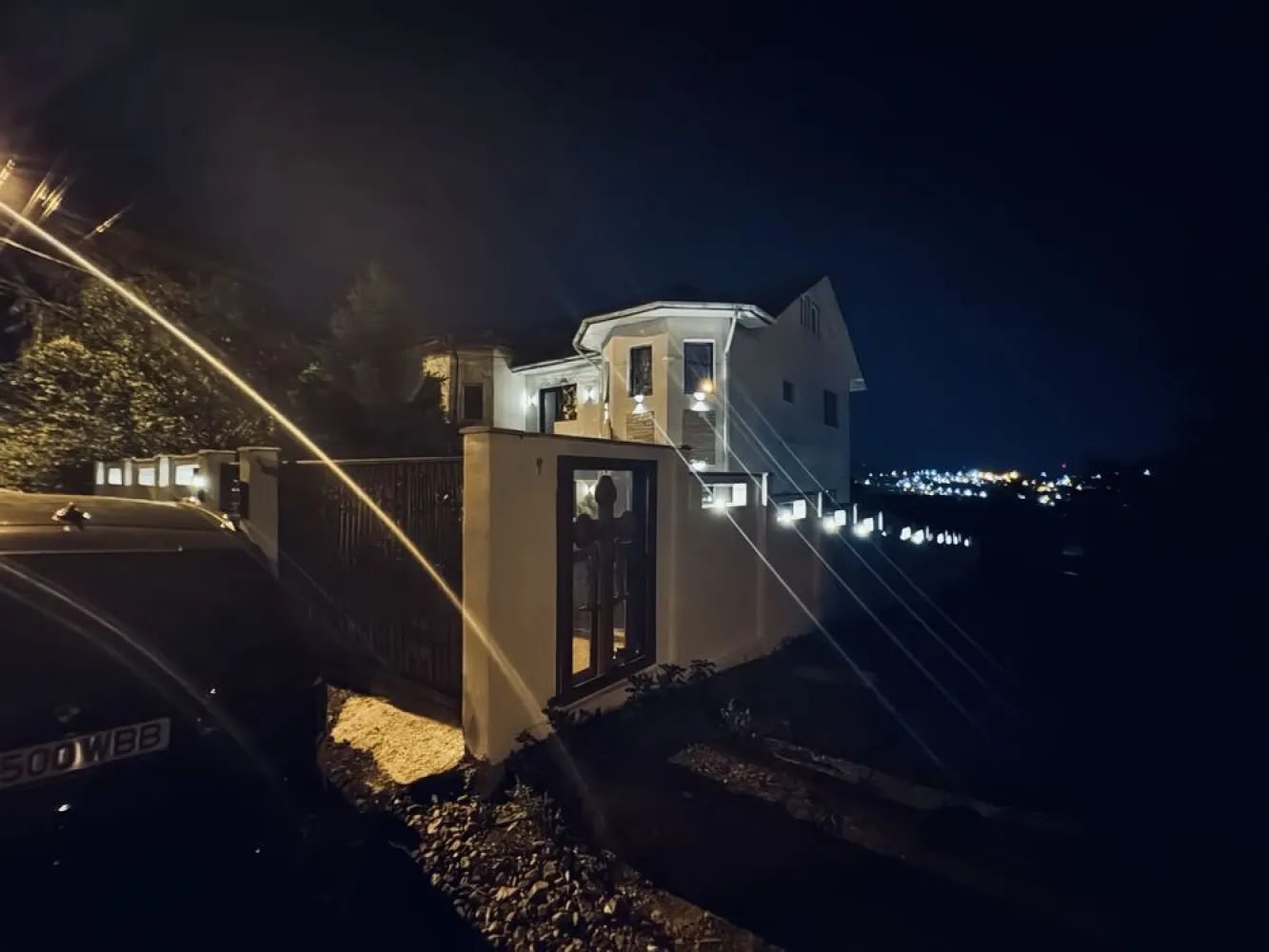 Vila Plopii fara sot, Bucium - Proprietar - 0% Comision Gard din beton inalt care inconjoara toata curtea. Locuinta ideala pentru o familie mare, cu Demisol unde se poate locui si mansarda care se poate finisa, practic s-ar putea face inca doua apartamente separate la demisol si in mansarda. Are curent la 2.20, dar si la 3.80. Priveliste minunata, Liniste. Vila deosebită în Bucium, aproape de toate punctele de interes! Preț: 165000EUR Descoperă o oază de liniște și confort în inima naturii, cu această vilă superbă situată în Bucium. Cu două căi de acces către oraș și amplasată într-o zonă ferită de zgomot, vila este ideală pentru familii ce își doresc să fie aproape de tot ce contează: Arcadia, școli, grădinițe, magazine, săli de fitness și mănăstiri. Proprietatea dispune de o terasă mare și 2 balcoane pentru momente de relaxare, iar construcția de înaltă calitate include uși de lemn masiv, parchet din lemn de nuc și finisaje din granit. Casa oferă 4 camere spațioase, 2 băi, un living generos și bucătărie parțial mobilată. Curtea este ideală pentru parcare și recreere, iar troița cu cruce adaugă un aer deosebit locului. Vecinii sunt liniștiți, iar natura din jur oferă un peisaj încântător, perfect pentru cei care doresc să evadeze din agitația orașului, fiind totodată aproape de toate facilitățile importante. Mutare imediată!
