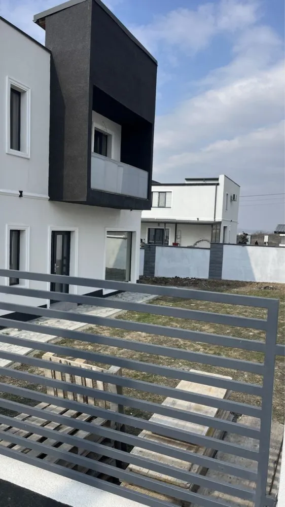 Casa Bucium Noua Direct Dezvoltator - Direct Dezvoltator Aceast ansamblu de case este situat in zona rezidențiala Bucium la 1 km de supermarket LIDL și benzinaria Mol, intr-o locatie foarte liniștita și cu vedere deosebita asupra orașului Iasi.. Este formată din parter și etaj cu o suprafața 112 mp utili și teren 400 mp+77 mp cota indiviză Caile de acces intre proprietati beneficiaza de drumuri asfaltate, alei si trotuare amenajate cu pavele. Casele sunt concepute pentru confortul și necesităților unei familii. Structural sunt coonfigurata din living spațios , 3 dormitoare , bucătărie , dresing , 2 bai , terasa , Magazie. Finisaje exterioare: Tencuiala decorativa Geam termopan de cea mai buna calitate Polistiren 10 cm EPS 100 Grafitat Caramida Porotherm Hidorizolatie acoperis - placa beton armat, hidroizolatie, polistiren Trotuar pavaj in fata casei Platforma pavaj pentru parcare masina Garduri din Boltari și metalice pentru delimitarea curtii Finisaje interioare Tencuiala - Glet Sapa pe baza de ipsos Gresie si faianta pentru bai si bucatarie - modele la alegerea clientului din oferta furnizorilor Panoramic Residence ; Bai echipate (obiecte sanitare: Wc-uri si lavoare portelan, bideu, cada baie, cabina dus) Centrala termica Calorifere otel si incalzire prin pardoseala; Intrerupatoare si prize Usi interioare Pardoseli din parchet laminat montat pe folie PEE 3 mm in dormitoare, hol etaj si living(culori modele - la alegerea clientului); Zugraveli cu vopsea lavabila alba; Scara interioara zidita, placata cu lemn, cu balustrada si mana curenta din lemn MOBILATA Utilitati Apa din reteaua publica Iasi (Apavital) Canalizare retea publica Iasi (Apavital) Gaze (EON) Energie electrica Prețul este de 169900TVA inclus Pentru mai multe detalii ne puteți contacta 07******18 Vezi mai puţin