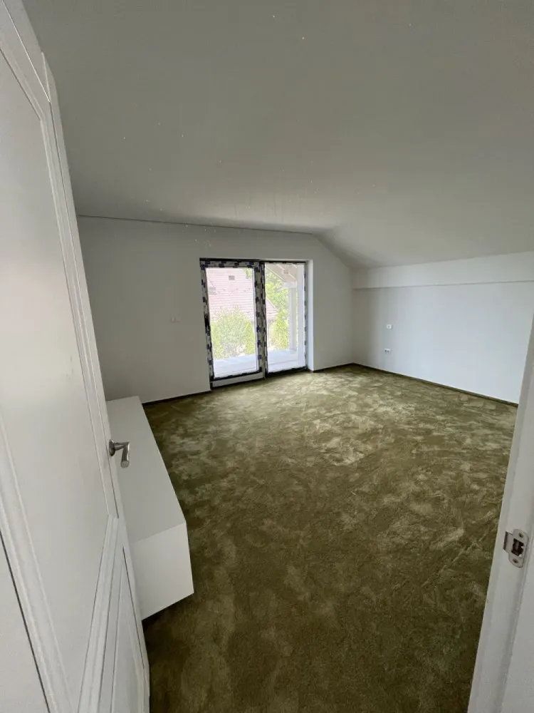 Vand casa in Bucium cu vedere la oras - Vânzare Casă în Bucium, Iași Detalii Locație: * Localitate: Bucium, Iași, in spatele Pensiunii All Season * Suprafață Teren: 500 mp * Suprafață Utilă: 150 mp * Suprafață Totală (inclusiv balcoane): 180 mp Configurație: * Structură: Parter + Mansardă * Vedere minunata catre oras din living si dormitoare * Compartimentare: Living open space, bucătărie, hol intrare principală, 3 dormitoare, dressing separate, 2 băi, pod și deci, doua balcoane spatioase * Parter: living open space, bucatarie, un dormitor, baie cu dus, hol intrare principal * Etaj: Doua dormitoare cu Teresa si vedere la oras, baie cu cada, dressing Caracteristici: * Utilități: Curent electric, apă de la fântână (put), fosa septic * Sistem de Încălzire: incalzire prin pardoseala, centrală termică pe peleți * Finisaje: Marmură în living, bucătărie și ambele băi, geamuri tripan, mocheta de cea mai buna calitate tot etajul si dormitorul de la parter * Functii extra: sistem de Supraveghere cu 4 camere video din care una acopera 360 de grade * Mobilier: Bucătăria și băile sunt mobilate * Alte Spații: Cameră centrală, pod si beci * Dezavantaj: Fațada necesită finalizare, put și fosa (trebuie conectate la casă) Utilități în Proces de Implementare: * Gaz: Proiect de montare în desfășurare, la capătul străzii Preț: 165.000 € Contact: 07********83 * Număr de Telefon: 07********83