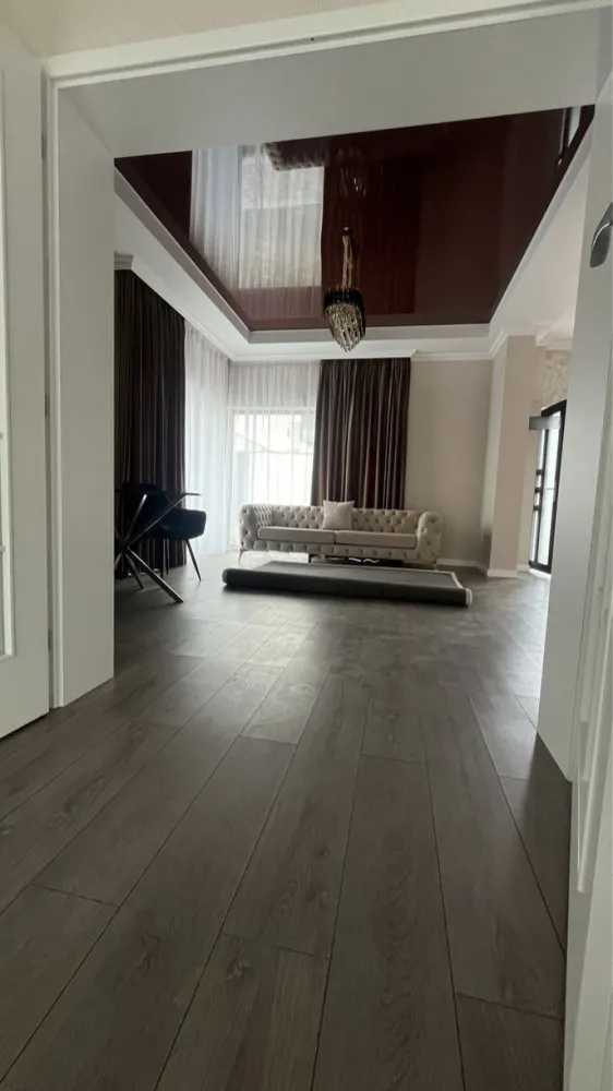 Casa Bucium Noua Direct Dezvoltator - Direct Dezvoltator Aceast ansamblu de case este situat in zona rezidențiala Bucium la 1 km de supermarket LIDL și benzinaria Mol, intr-o locatie foarte liniștita și cu vedere deosebita asupra orașului Iasi.. Este formată din parter și etaj cu o suprafața 112 mp utili și teren 400 mp+77 mp cota indiviză Caile de acces intre proprietati beneficiaza de drumuri asfaltate, alei si trotuare amenajate cu pavele. Casele sunt concepute pentru confortul și necesităților unei familii. Structural sunt coonfigurata din living spațios , 3 dormitoare , bucătărie , dresing , 2 bai , terasa , Magazie. Finisaje exterioare: Tencuiala decorativa Geam termopan de cea mai buna calitate Polistiren 10 cm EPS 100 Grafitat Caramida Porotherm Hidorizolatie acoperis - placa beton armat, hidroizolatie, polistiren Trotuar pavaj in fata casei Platforma pavaj pentru parcare masina Garduri din Boltari și metalice pentru delimitarea curtii Finisaje interioare Tencuiala - Glet Sapa pe baza de ipsos Gresie si faianta pentru bai si bucatarie - modele la alegerea clientului din oferta furnizorilor Panoramic Residence ; Bai echipate (obiecte sanitare: Wc-uri si lavoare portelan, bideu, cada baie, cabina dus) Centrala termica Calorifere otel si incalzire prin pardoseala; Intrerupatoare si prize Usi interioare Pardoseli din parchet laminat montat pe folie PEE 3 mm in dormitoare, hol etaj si living(culori modele - la alegerea clientului); Zugraveli cu vopsea lavabila alba; Scara interioara zidita, placata cu lemn, cu balustrada si mana curenta din lemn MOBILATA Utilitati Apa din reteaua publica Iasi (Apavital) Canalizare retea publica Iasi (Apavital) Gaze (EON) Energie electrica Prețul este de 169900TVA inclus Pentru mai multe detalii ne puteți contacta 07******18 Vezi mai puţin