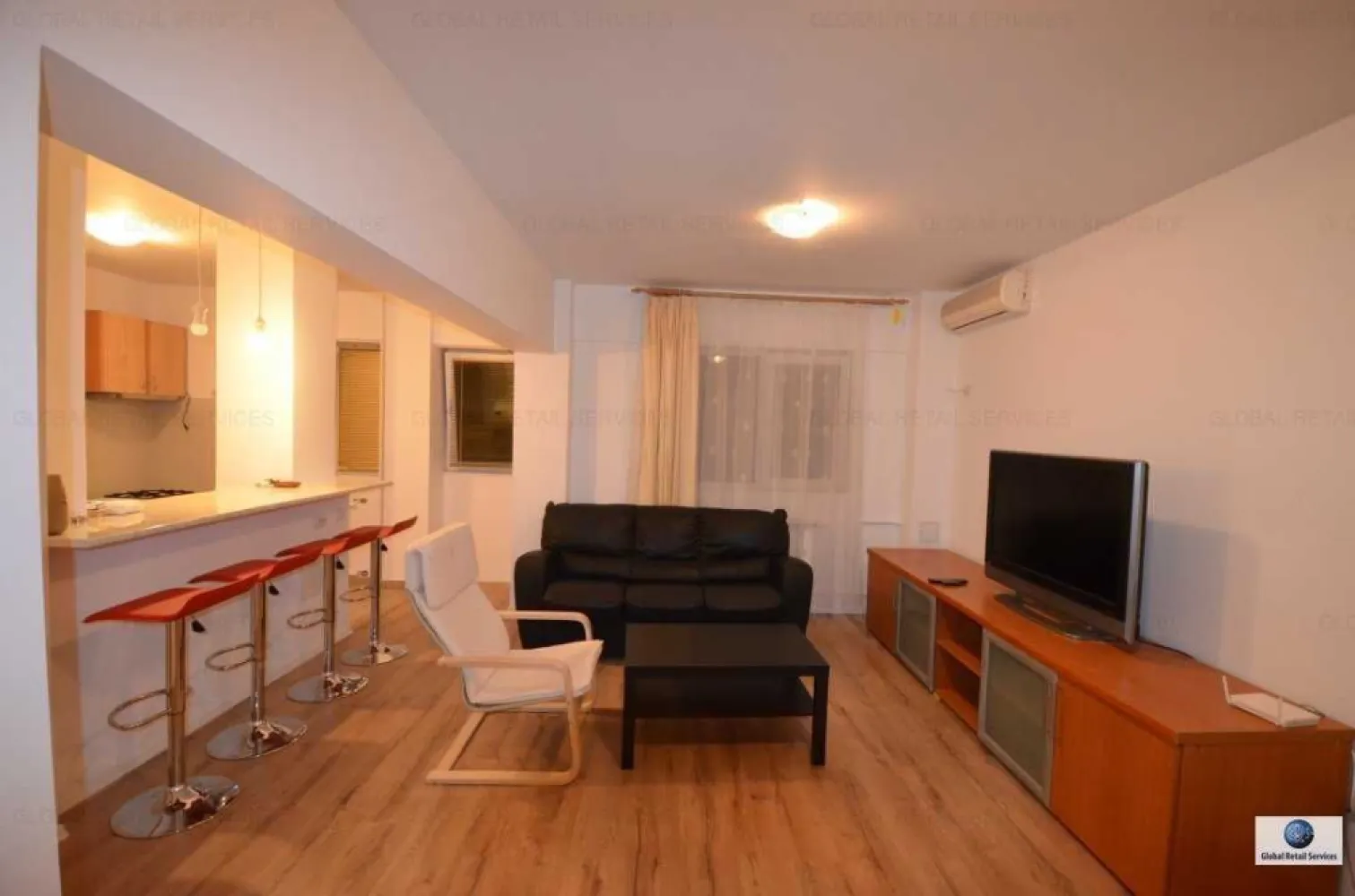 PROPRIETAR Aviatiei / Promenada Mall, 3 camere, et. 2/4, langa metrou - Direct de la Proprietar - Aviatiei: ofer spre vanzare apartament 3 camere (2 bai), la 2 minute de metrou birouri Promenada Mall, in Sos. Pipera 17-19, langa Garanti Bank si la cativa pasi de scoala Herastrau. Este un apartament luminos la etajul 2 din 4, cu vedere pe spate (nu se aude traficul). Suprafata utila 65mp, cu separatie de gaze pe scara, 3 x aer conditionat, balcon inchis, apometre. Acces facil la metrou, magazine, birouri, parcul Herastrau la 5 minute, cativa pasi pana la scoala Herastrau si gradinita. Locatia: Sos. Pipera 17-19 Nu sunt interesat de colaborarea cu agentiile imobiliare. Nu doresc ca date sau poze din acest anunt sa fie preluate de agentiile imobiliare sau alti terti, fara acordul meu scris.