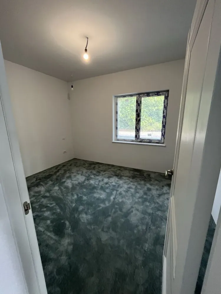 Vand casa in Bucium cu vedere la oras - Vânzare Casă în Bucium, Iași Detalii Locație: * Localitate: Bucium, Iași, in spatele Pensiunii All Season * Suprafață Teren: 500 mp * Suprafață Utilă: 150 mp * Suprafață Totală (inclusiv balcoane): 180 mp Configurație: * Structură: Parter + Mansardă * Vedere minunata catre oras din living si dormitoare * Compartimentare: Living open space, bucătărie, hol intrare principală, 3 dormitoare, dressing separate, 2 băi, pod și deci, doua balcoane spatioase * Parter: living open space, bucatarie, un dormitor, baie cu dus, hol intrare principal * Etaj: Doua dormitoare cu Teresa si vedere la oras, baie cu cada, dressing Caracteristici: * Utilități: Curent electric, apă de la fântână (put), fosa septic * Sistem de Încălzire: incalzire prin pardoseala, centrală termică pe peleți * Finisaje: Marmură în living, bucătărie și ambele băi, geamuri tripan, mocheta de cea mai buna calitate tot etajul si dormitorul de la parter * Functii extra: sistem de Supraveghere cu 4 camere video din care una acopera 360 de grade * Mobilier: Bucătăria și băile sunt mobilate * Alte Spații: Cameră centrală, pod si beci * Dezavantaj: Fațada necesită finalizare, put și fosa (trebuie conectate la casă) Utilități în Proces de Implementare: * Gaz: Proiect de montare în desfășurare, la capătul străzii Preț: 165.000 € Contact: 07********83 * Număr de Telefon: 07********83
