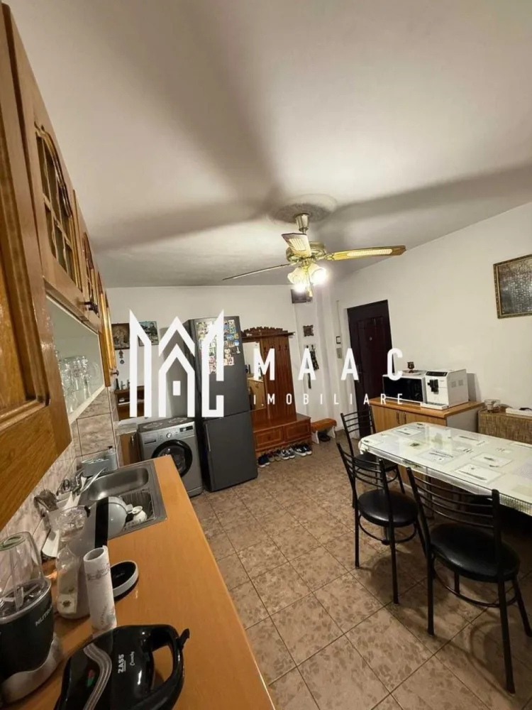 Apartament gata de mutare – complet utilat, zonă excelentă - De vânzare apartament spațios și luminos cu 2 camere, situat în cartierul Ștrand, la etajul 4 din 4 al unui imobil solid construit. Locuința este complet mobilată și utilată, gata pentru mutare imediată, ideală atât pentru locuință personală, cât și pentru investiție. Detalii apartament: Suprafață construită: 70 mp Compartimentare: decomandat Balcon închis și transformat în spațiu suplimentar, cu centrală termică și cuptor electric Pivniță proprie, ideală pentru depozitare Mobilat complet, cu electrocasnice moderne (frigider, aragaz electric, cuptor cu microunde, mașină de spălat) Apartamentul nu necesită reparații – se predă la cheie Avantaje zonă: Zona Ștrand este una liniștită și căutată, cu acces facil la magazine, școli, grădiniță, creșă, parcuri și mijloace de transport. Un apartament ideal pentru o familie, un cuplu sau pentru investiție în vederea închirierii. Pentru informati si vizionari: ID: CP2753549 }}