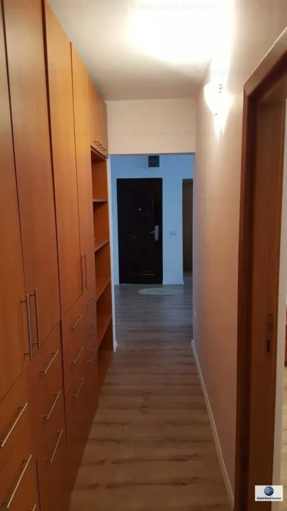 PROPRIETAR Aviatiei / Promenada Mall, 3 camere, et. 2/4, langa metrou - Direct de la Proprietar - Aviatiei: ofer spre vanzare apartament 3 camere (2 bai), la 2 minute de metrou birouri Promenada Mall, in Sos. Pipera 17-19, langa Garanti Bank si la cativa pasi de scoala Herastrau. Este un apartament luminos la etajul 2 din 4, cu vedere pe spate (nu se aude traficul). Suprafata utila 65mp, cu separatie de gaze pe scara, 3 x aer conditionat, balcon inchis, apometre. Acces facil la metrou, magazine, birouri, parcul Herastrau la 5 minute, cativa pasi pana la scoala Herastrau si gradinita. Locatia: Sos. Pipera 17-19 Nu sunt interesat de colaborarea cu agentiile imobiliare. Nu doresc ca date sau poze din acest anunt sa fie preluate de agentiile imobiliare sau alti terti, fara acordul meu scris.