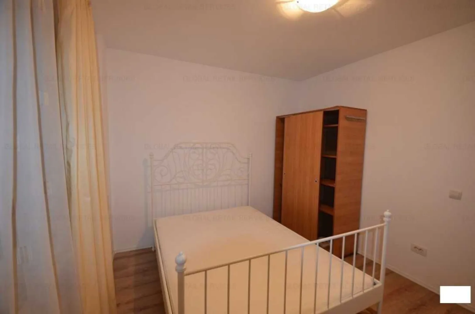 PROPRIETAR Aviatiei / Promenada Mall, 3 camere, et. 2/4, langa metrou - Direct de la Proprietar - Aviatiei: ofer spre vanzare apartament 3 camere (2 bai), la 2 minute de metrou birouri Promenada Mall, in Sos. Pipera 17-19, langa Garanti Bank si la cativa pasi de scoala Herastrau. Este un apartament luminos la etajul 2 din 4, cu vedere pe spate (nu se aude traficul). Suprafata utila 65mp, cu separatie de gaze pe scara, 3 x aer conditionat, balcon inchis, apometre. Acces facil la metrou, magazine, birouri, parcul Herastrau la 5 minute, cativa pasi pana la scoala Herastrau si gradinita. Locatia: Sos. Pipera 17-19 Nu sunt interesat de colaborarea cu agentiile imobiliare. Nu doresc ca date sau poze din acest anunt sa fie preluate de agentiile imobiliare sau alti terti, fara acordul meu scris.