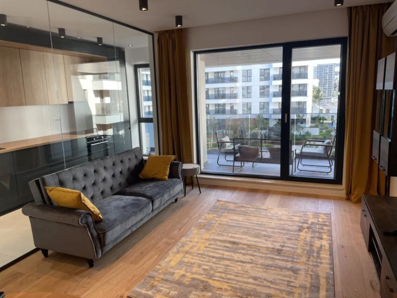 Apartament 2 Camere Nusco City - Proprietar - De inchiriat apartament cu 2 camere si loc de parcare suprateran in complexul Nusco City, ( Soseaua Pipera 48A) in imediata apropiere a Promenada Mall. Complexul beneficiaza de multiple facilitati, printre care peste 5000mp de spatii verzi in prima faza, urmand a fi inaugurat un parc de 30000 mp in faza urmatoare, paza, locuri de parcare pentru vizitatori, acces facil la mijloace de transport in comun (inclusiv statiile de metrou Aurel Vlaicu si Pipera), gradinite, scoli, locuri de joaca pentru copii, centre de business (Oregon Park), restaurante, cafenele, magazine, etc. Apartamentul este NOU, complet mobilat si utilat, cu o superba vedere spre gradina interioara din fiecare camera si de pe terasa generoasa. Este dotat cu toata aparatura moderna necesara unei mutari imediate: centrala proprie si incalzire in pardoseala, aer conditionat multi-split (living si in dormitor), Smart TV, combina frigorifica, masina de spalat vase, masina de spalat rufe, plita electrica, hota, cuptor. Finisaje de cea mai buna calitate: tamplarie exterioara cu profile din aluminiu SCHUCO AvantTech, parchet triplu-stratificat Haro - Germania, placi ceramice gresie portelanata 60x60cm Pocelanosa Spania, gresie portelanata rectificata 60x120cm Cristacer, obiecte sanitare Ideal Standard, usa intrare apartament blindata cu structura metalica Italia, usi interioare cu balamale ascunse Pinum , centrala Viessmann, aparat de aer conditionat multisplit Mitsubishi.