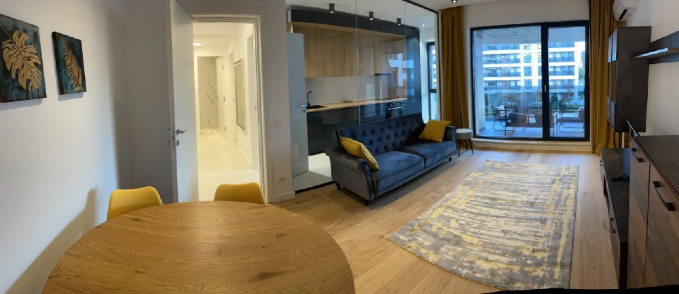 Apartament 2 Camere Nusco City - Proprietar - De inchiriat apartament cu 2 camere si loc de parcare suprateran in complexul Nusco City, ( Soseaua Pipera 48A) in imediata apropiere a Promenada Mall. Complexul beneficiaza de multiple facilitati, printre care peste 5000mp de spatii verzi in prima faza, urmand a fi inaugurat un parc de 30000 mp in faza urmatoare, paza, locuri de parcare pentru vizitatori, acces facil la mijloace de transport in comun (inclusiv statiile de metrou Aurel Vlaicu si Pipera), gradinite, scoli, locuri de joaca pentru copii, centre de business (Oregon Park), restaurante, cafenele, magazine, etc. Apartamentul este NOU, complet mobilat si utilat, cu o superba vedere spre gradina interioara din fiecare camera si de pe terasa generoasa. Este dotat cu toata aparatura moderna necesara unei mutari imediate: centrala proprie si incalzire in pardoseala, aer conditionat multi-split (living si in dormitor), Smart TV, combina frigorifica, masina de spalat vase, masina de spalat rufe, plita electrica, hota, cuptor. Finisaje de cea mai buna calitate: tamplarie exterioara cu profile din aluminiu SCHUCO AvantTech, parchet triplu-stratificat Haro - Germania, placi ceramice gresie portelanata 60x60cm Pocelanosa Spania, gresie portelanata rectificata 60x120cm Cristacer, obiecte sanitare Ideal Standard, usa intrare apartament blindata cu structura metalica Italia, usi interioare cu balamale ascunse Pinum , centrala Viessmann, aparat de aer conditionat multisplit Mitsubishi.
